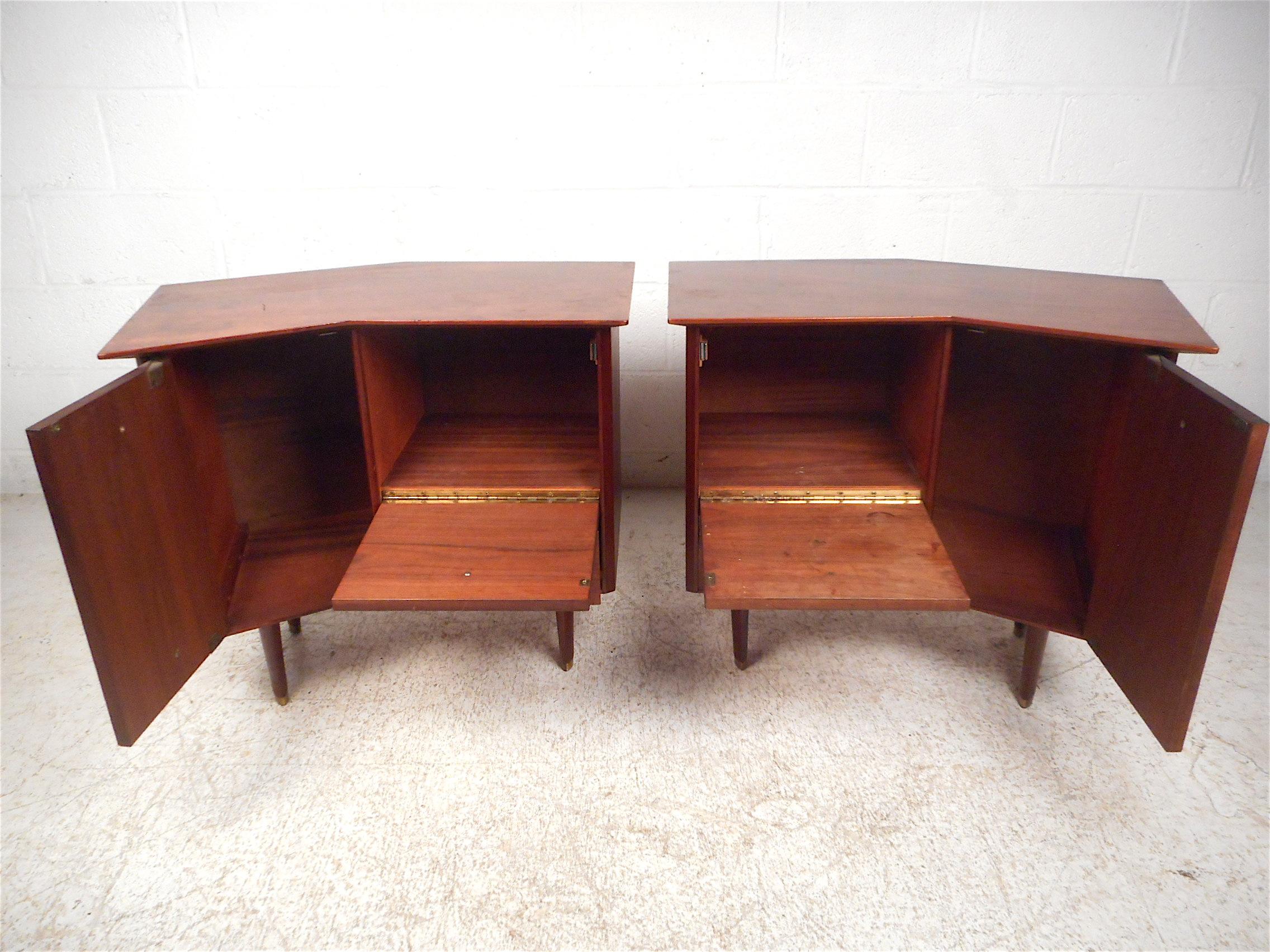 Mid-Century Angled Nightstands In Good Condition In Brooklyn, NY