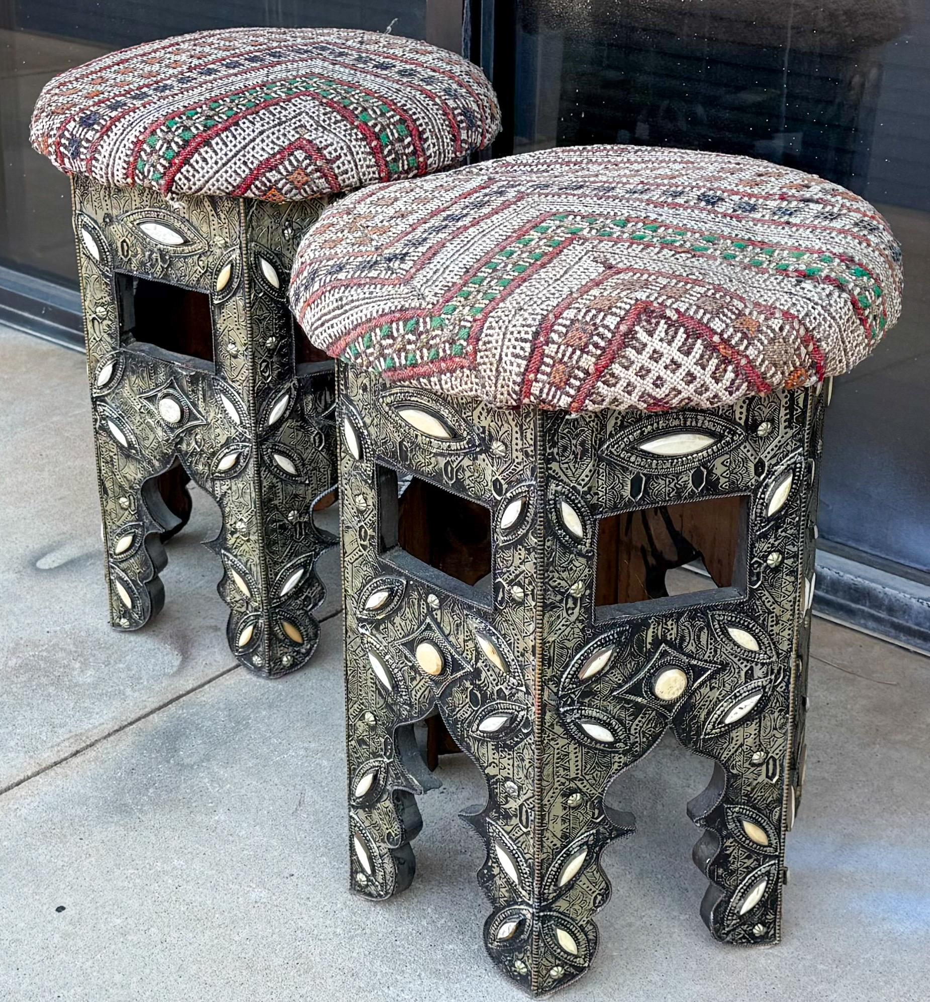 Anglo-indien Table d'appoint ou tabouret anglo-indien du milieu du siècle en métal gaufré et incrusté d'os - Paire en vente