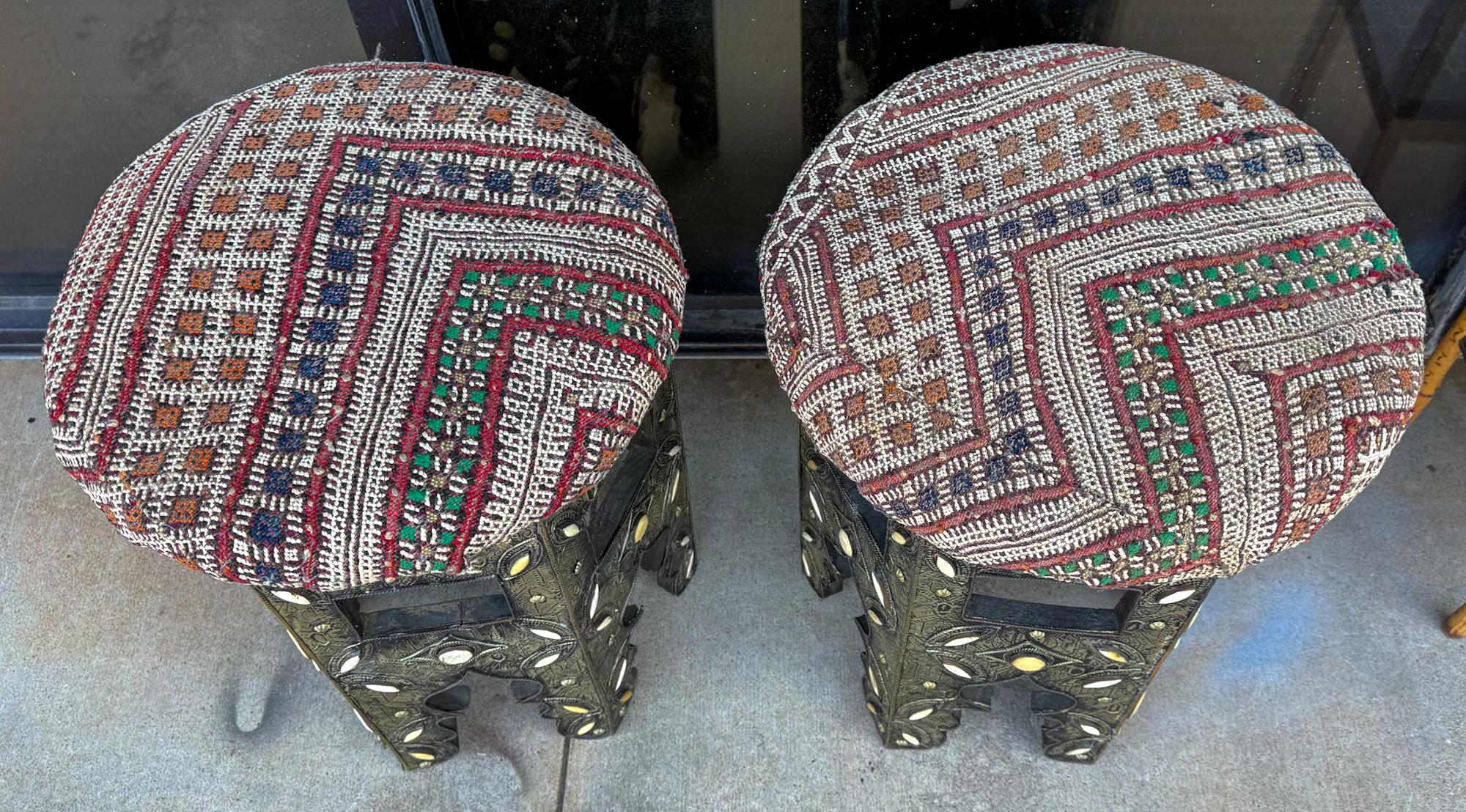 Marocain Table d'appoint ou tabouret anglo-indien du milieu du siècle en métal gaufré et incrusté d'os - Paire en vente