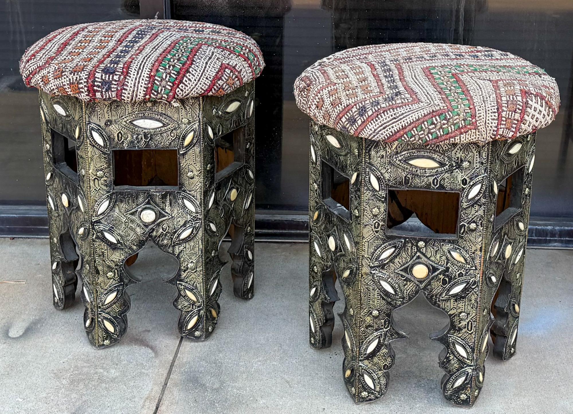 Table d'appoint ou tabouret anglo-indien du milieu du siècle en métal gaufré et incrusté d'os - Paire Bon état - En vente à Kennesaw, GA