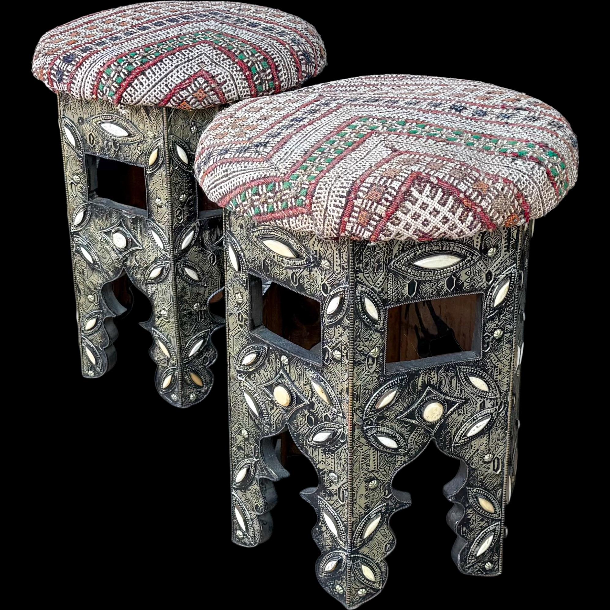 20ième siècle Table d'appoint ou tabouret anglo-indien du milieu du siècle en métal gaufré et incrusté d'os - Paire en vente