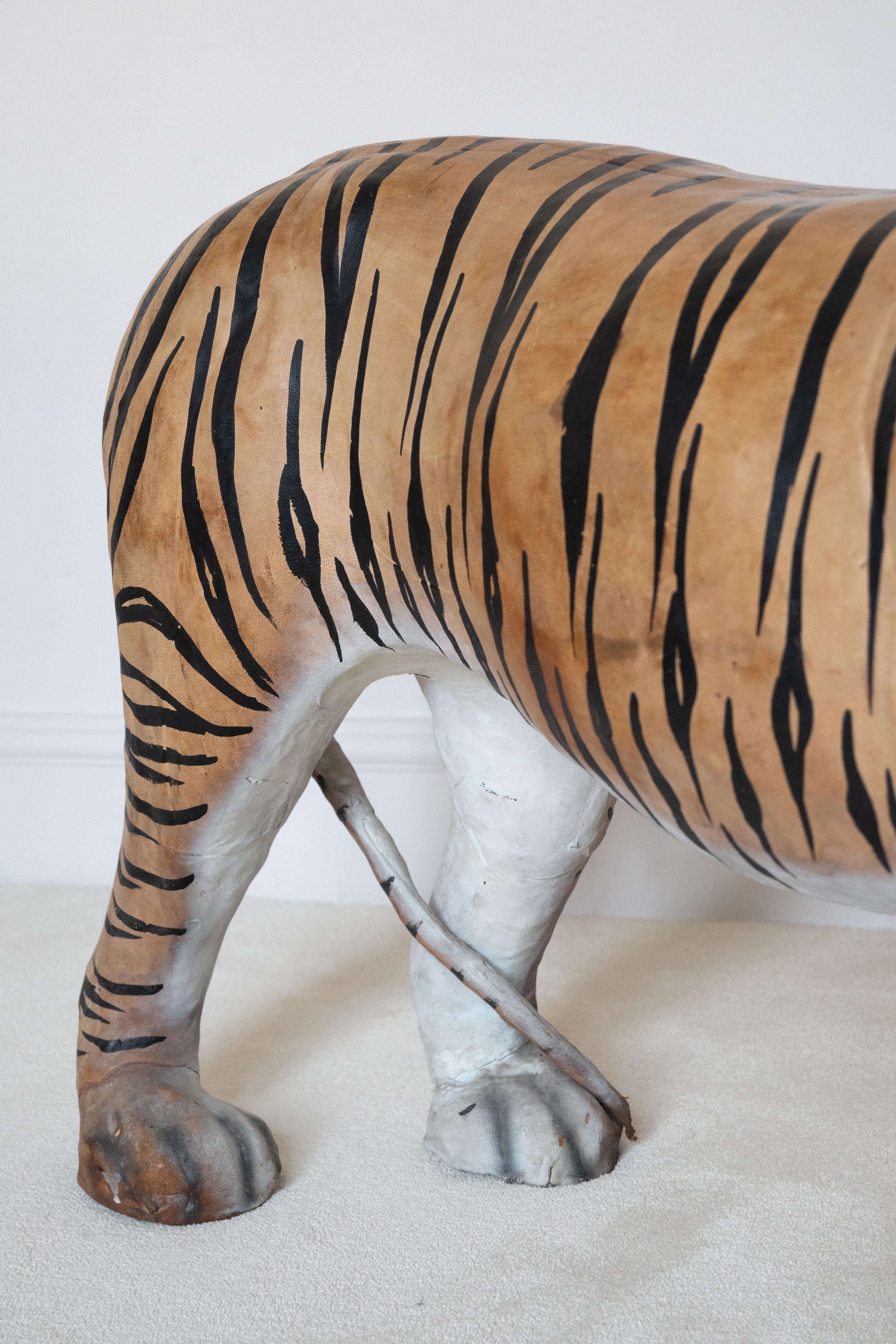 Sgabello anglo-indiano di metà secolo in pelle Tiger C.C. in vendita 4
