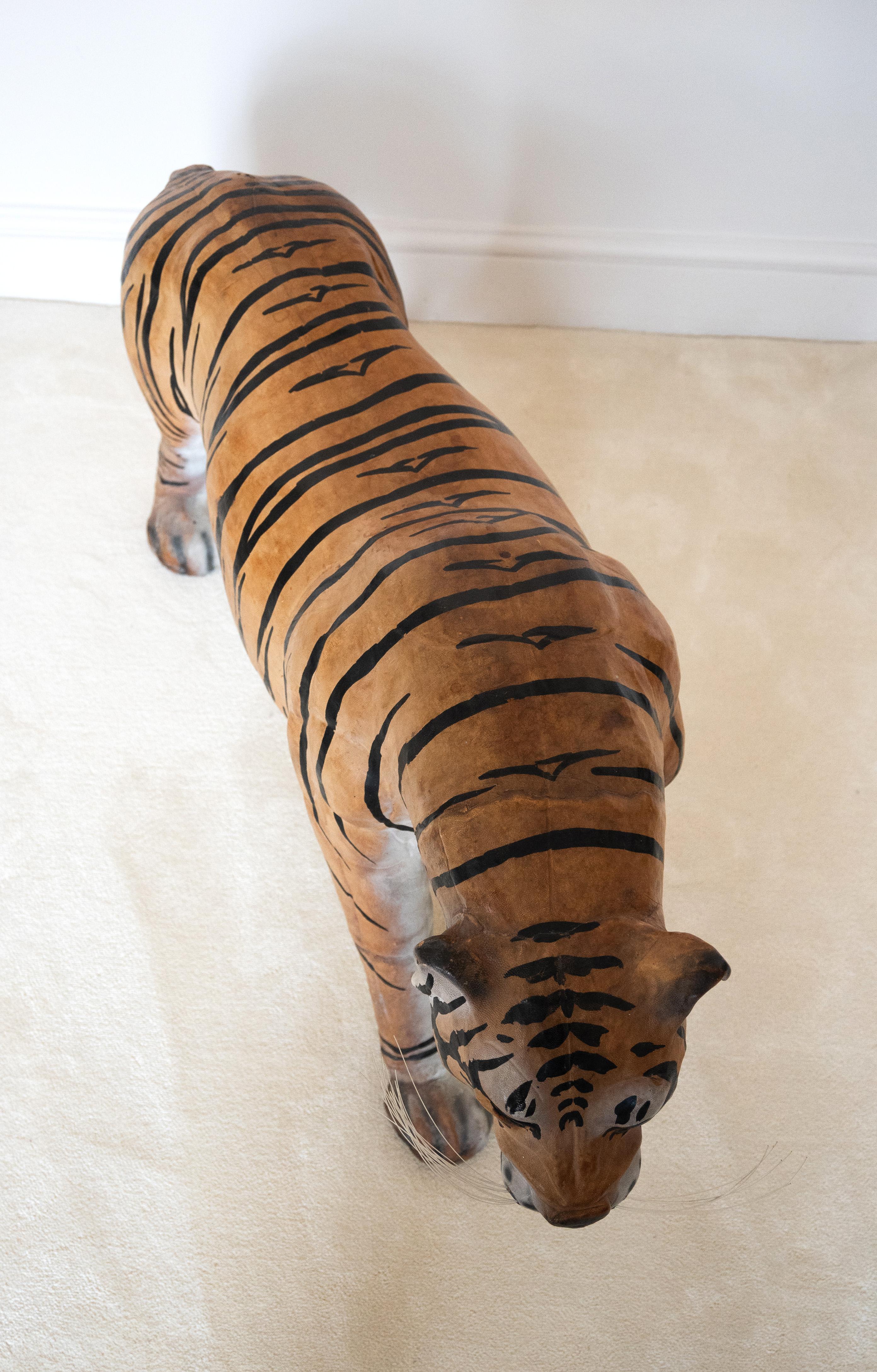 Sgabello anglo-indiano di metà secolo in pelle Tiger C.C. in vendita 6