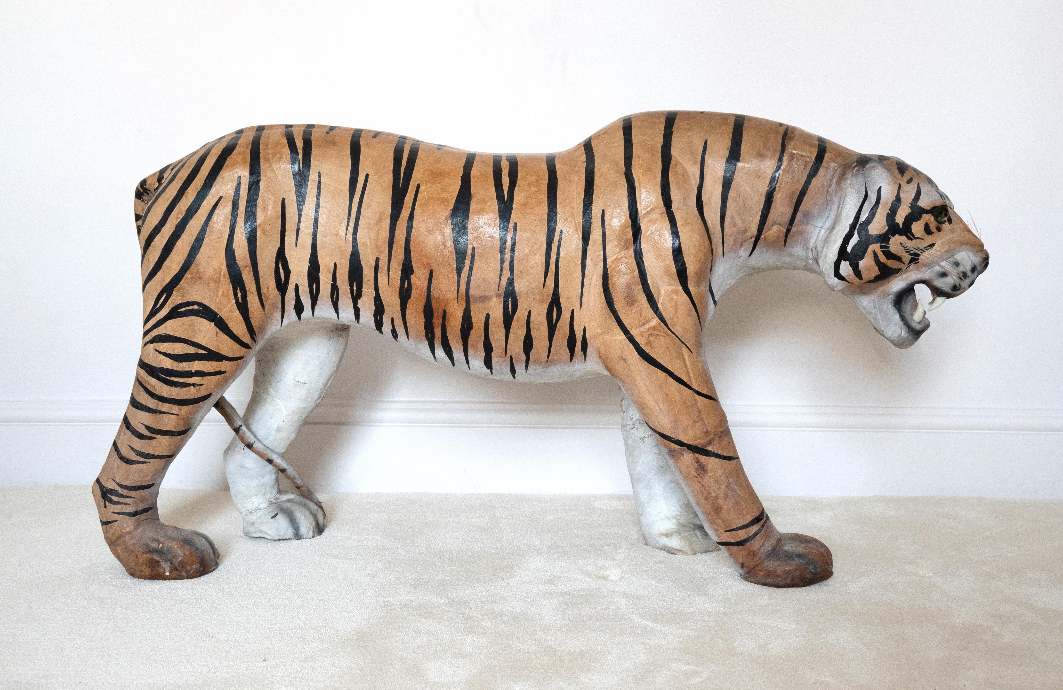 Sgabello anglo-indiano di metà secolo in pelle Tiger C.C. in vendita 7