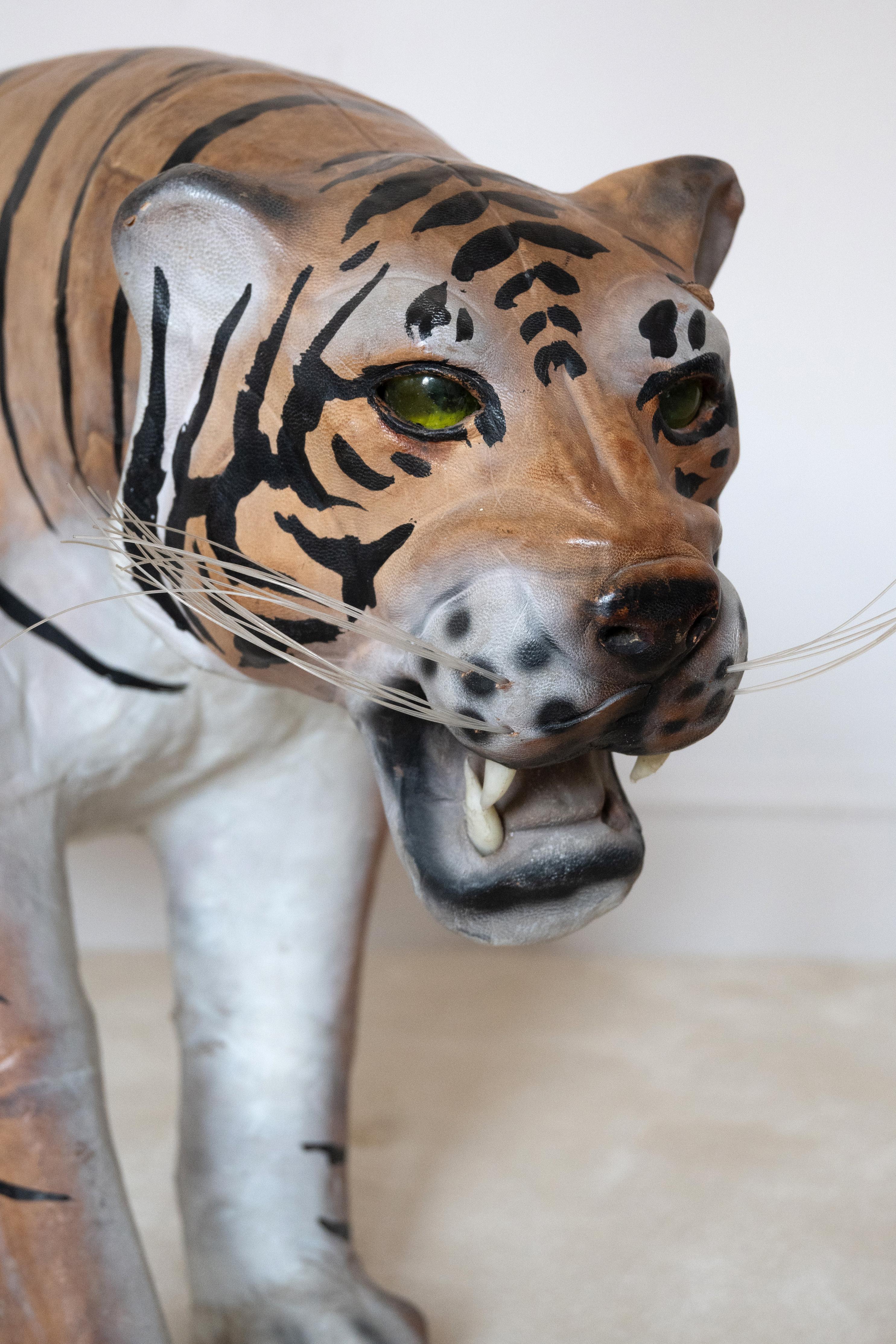 Sgabello anglo-indiano di metà secolo in pelle Tiger C.C.
Liberty of London
Un esempio superbo, di proporzioni meravigliose.
In ottime condizioni commisurate all'età. Alla tigre manca una zanna.