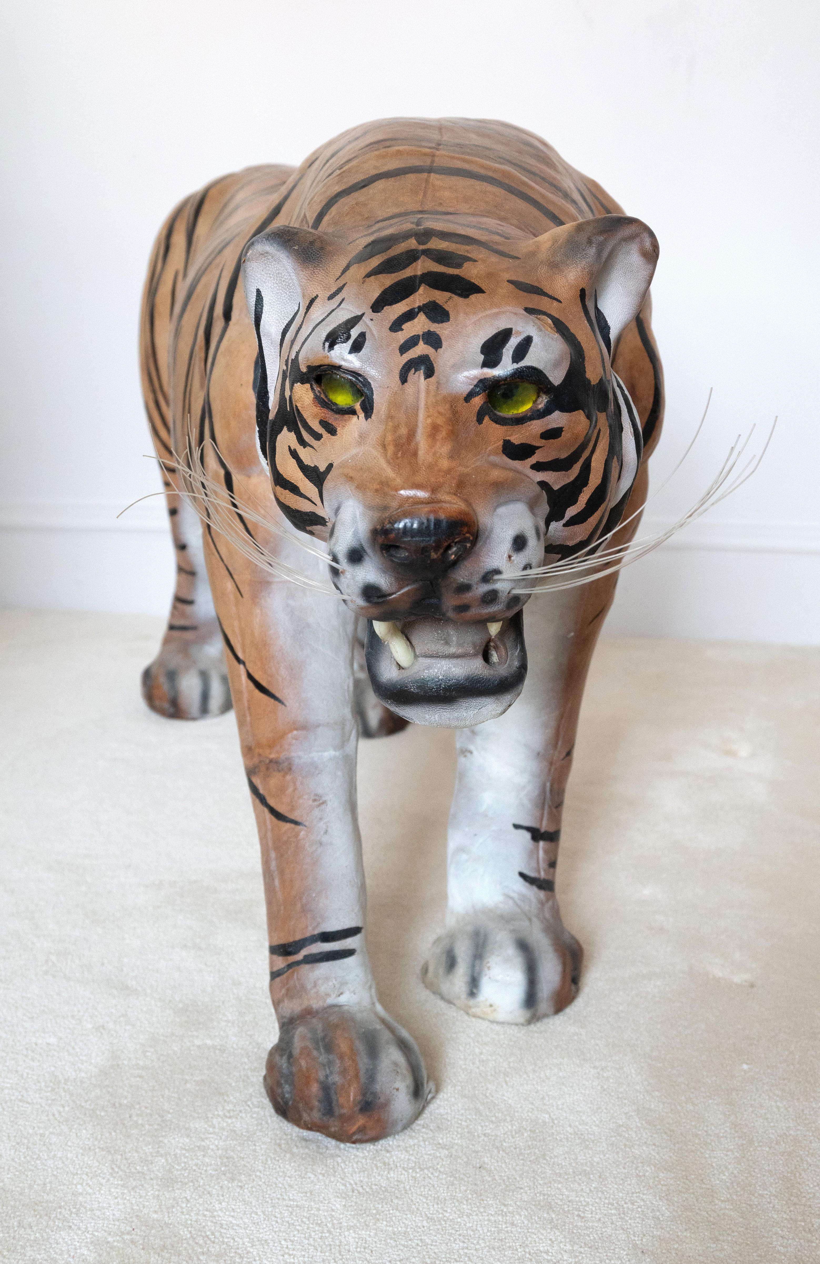 Indiano Sgabello anglo-indiano di metà secolo in pelle Tiger C.C. in vendita