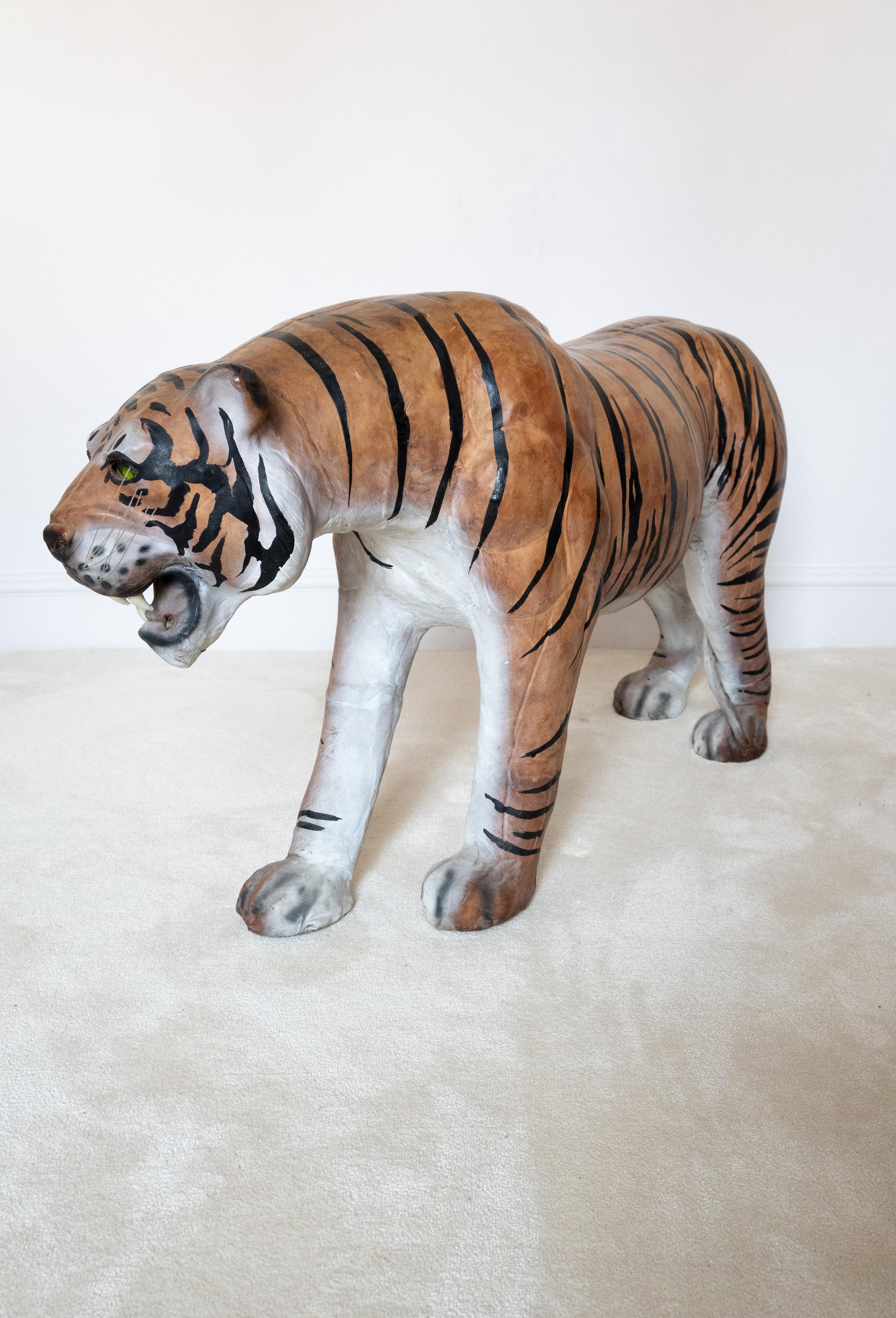 Sgabello anglo-indiano di metà secolo in pelle Tiger C.C. In condizioni buone in vendita a London, GB