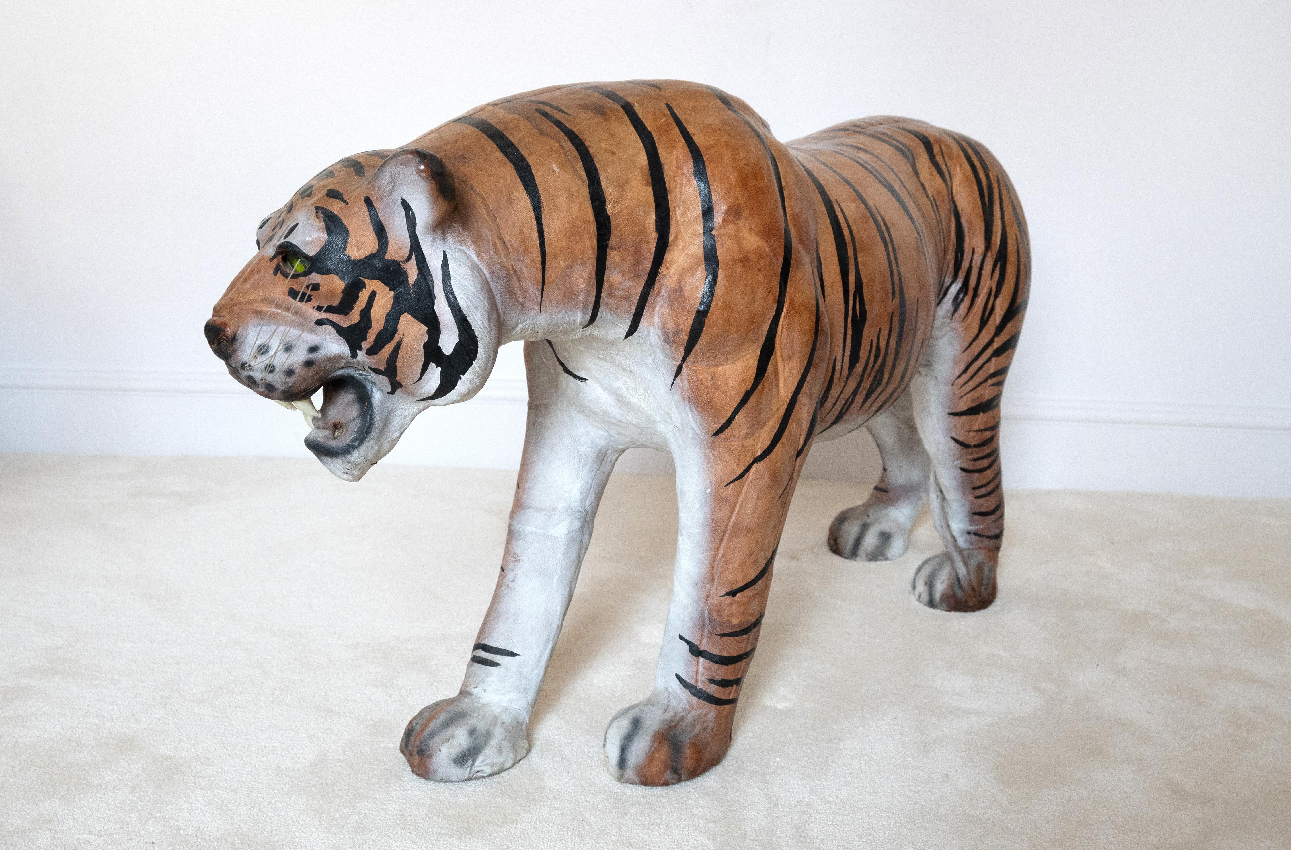 XX secolo Sgabello anglo-indiano di metà secolo in pelle Tiger C.C. in vendita