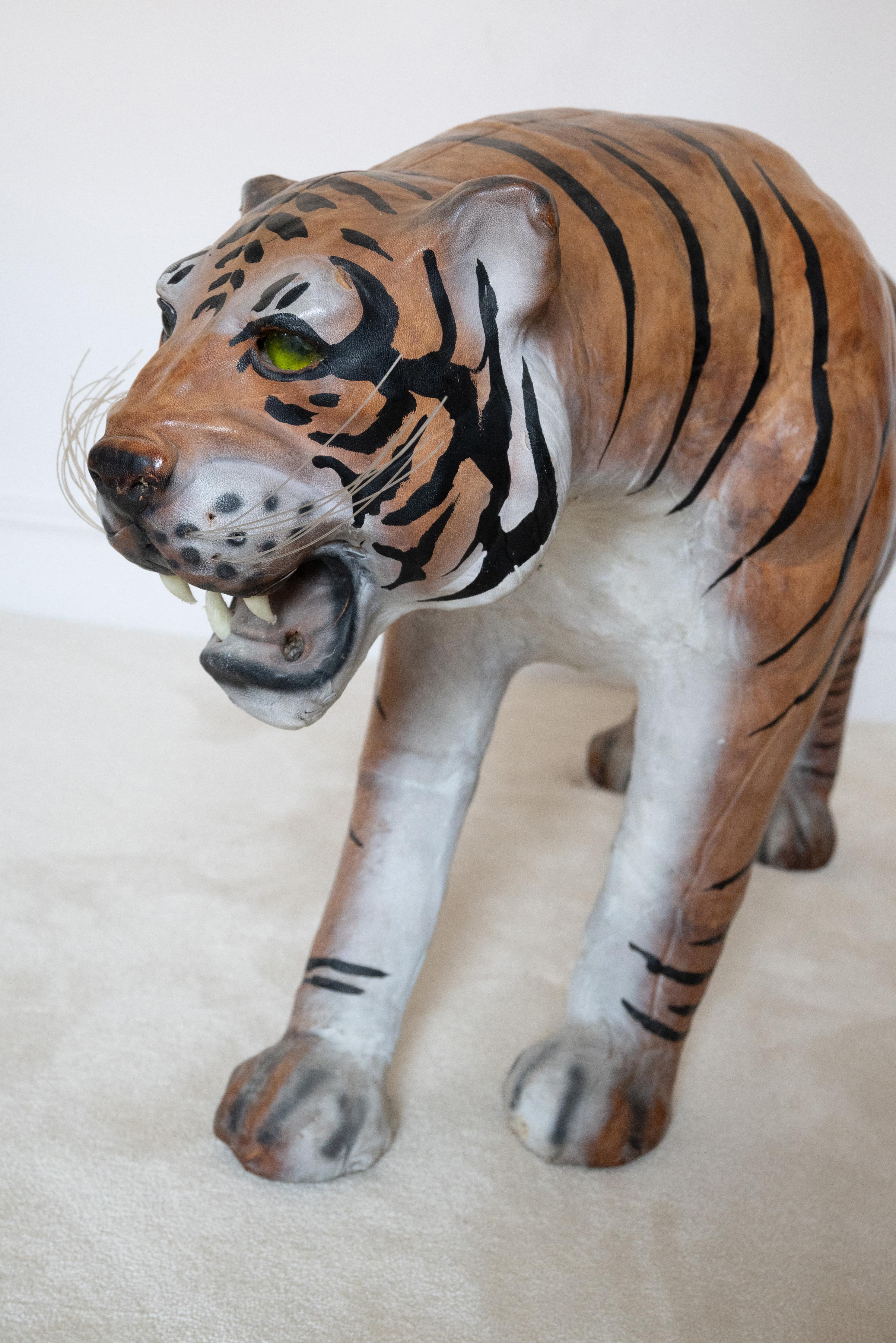 Pelle Sgabello anglo-indiano di metà secolo in pelle Tiger C.C. in vendita