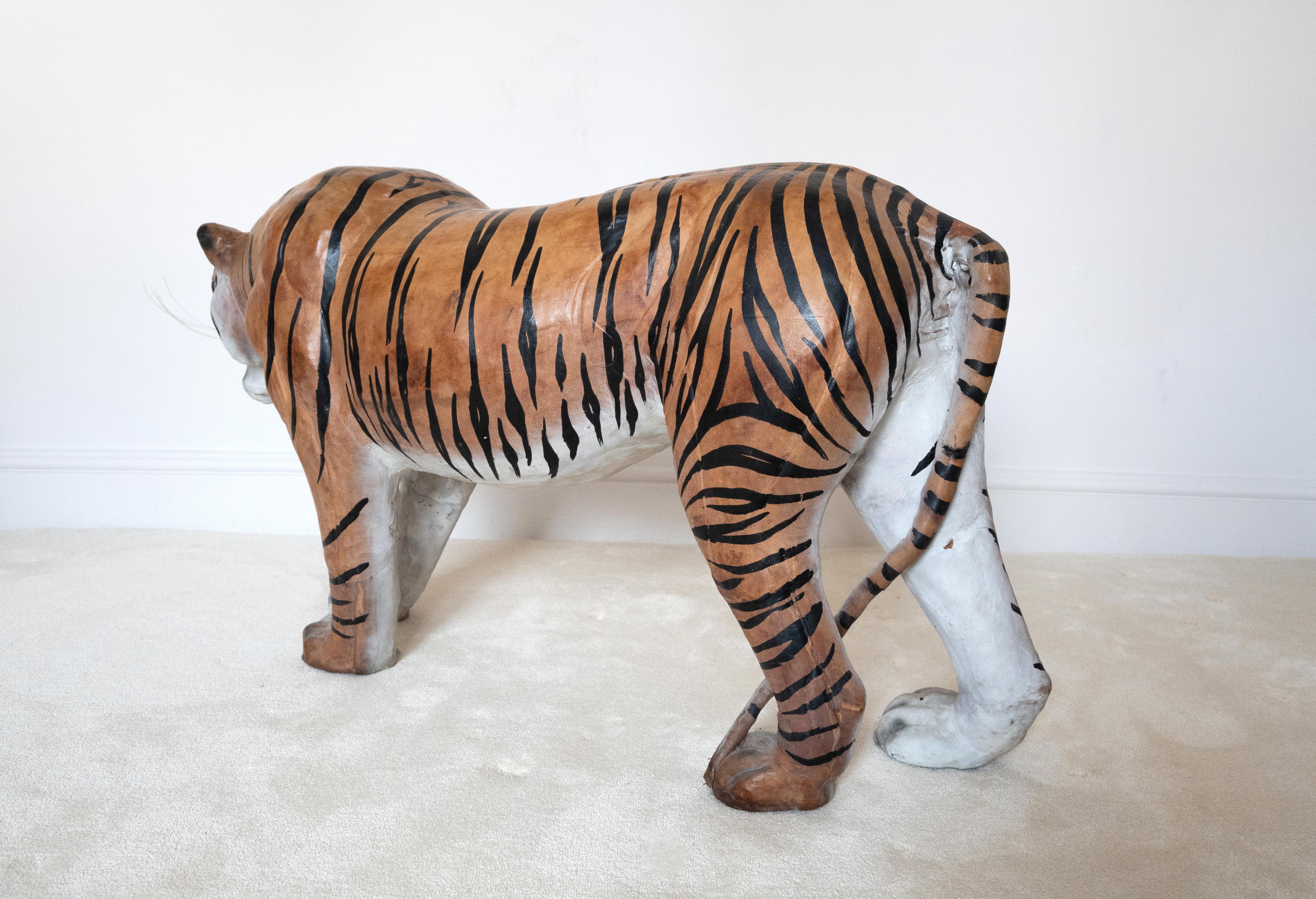 Sgabello anglo-indiano di metà secolo in pelle Tiger C.C. in vendita 1