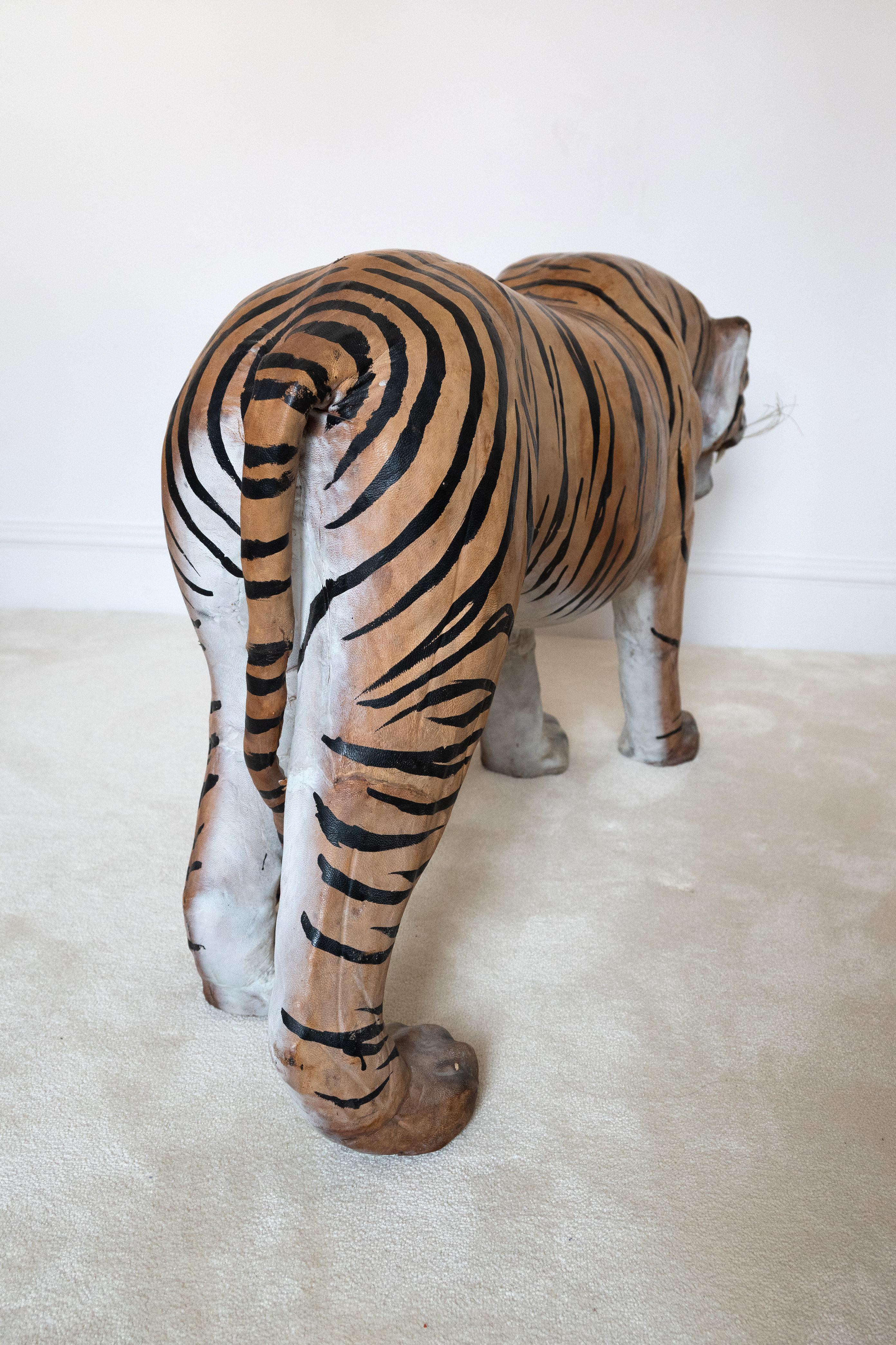 Sgabello anglo-indiano di metà secolo in pelle Tiger C.C. in vendita 2