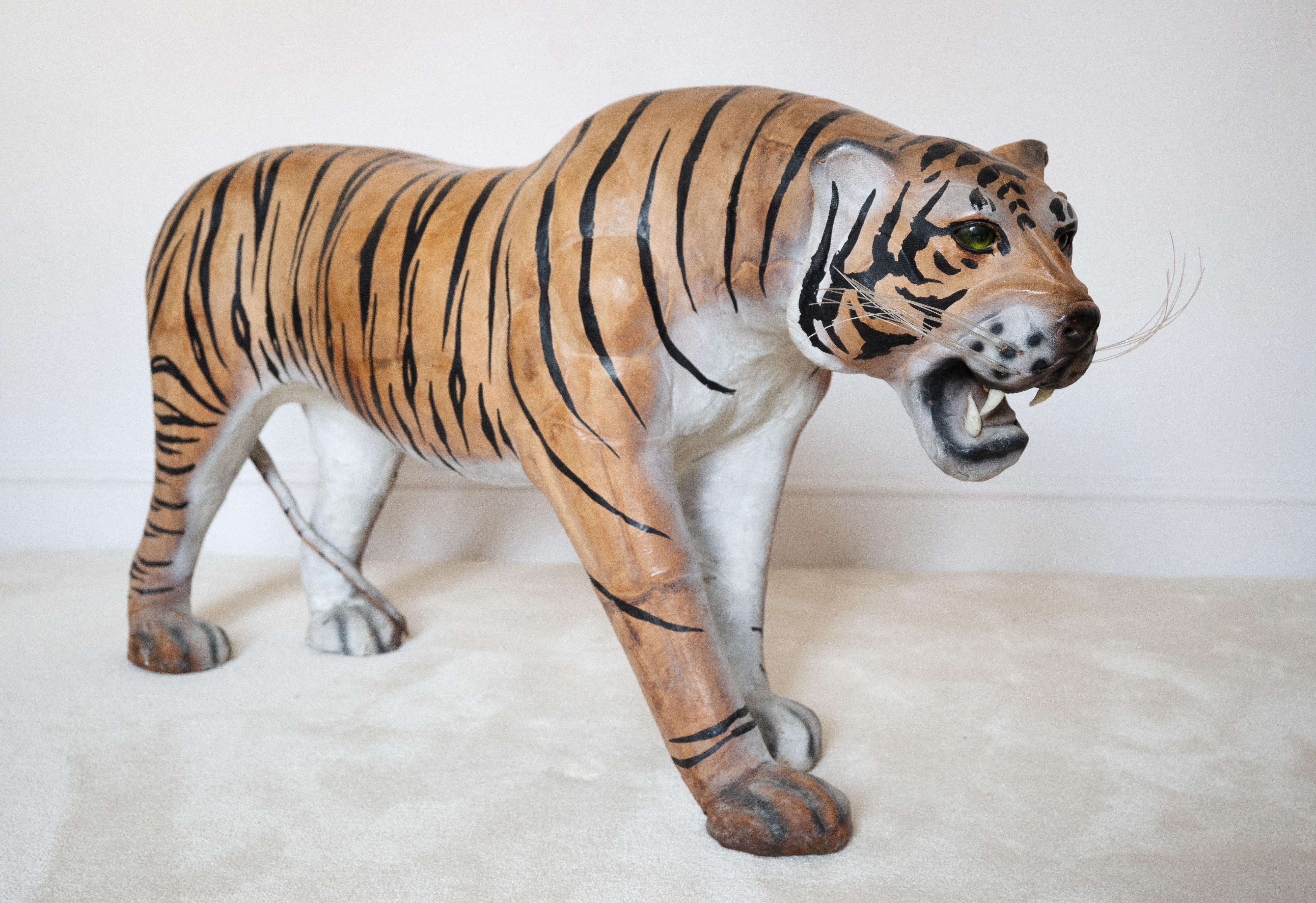 Sgabello anglo-indiano di metà secolo in pelle Tiger C.C. in vendita 3