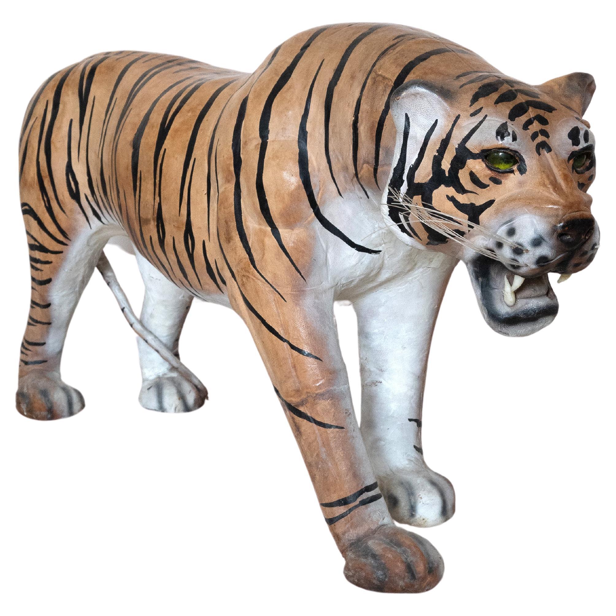 Sgabello anglo-indiano di metà secolo in pelle Tiger C.C. in vendita