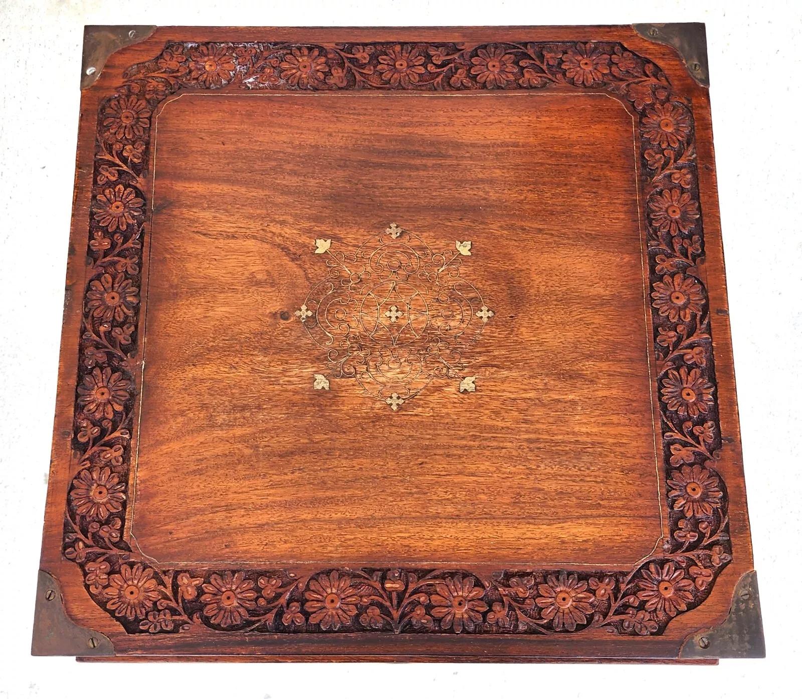 Table de nuit à coffre en palissandre anglo-indien du milieu du siècle Bon état - En vente à Lake Worth, FL