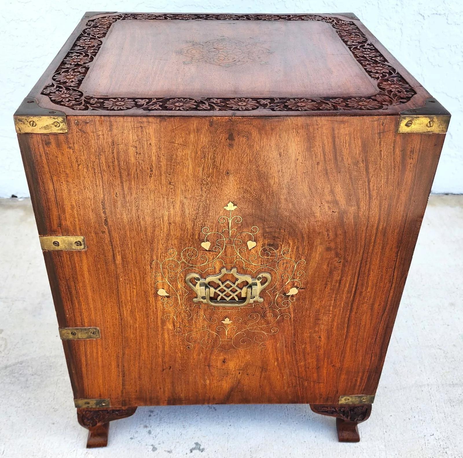 20ième siècle Table de nuit à coffre en palissandre anglo-indien du milieu du siècle en vente