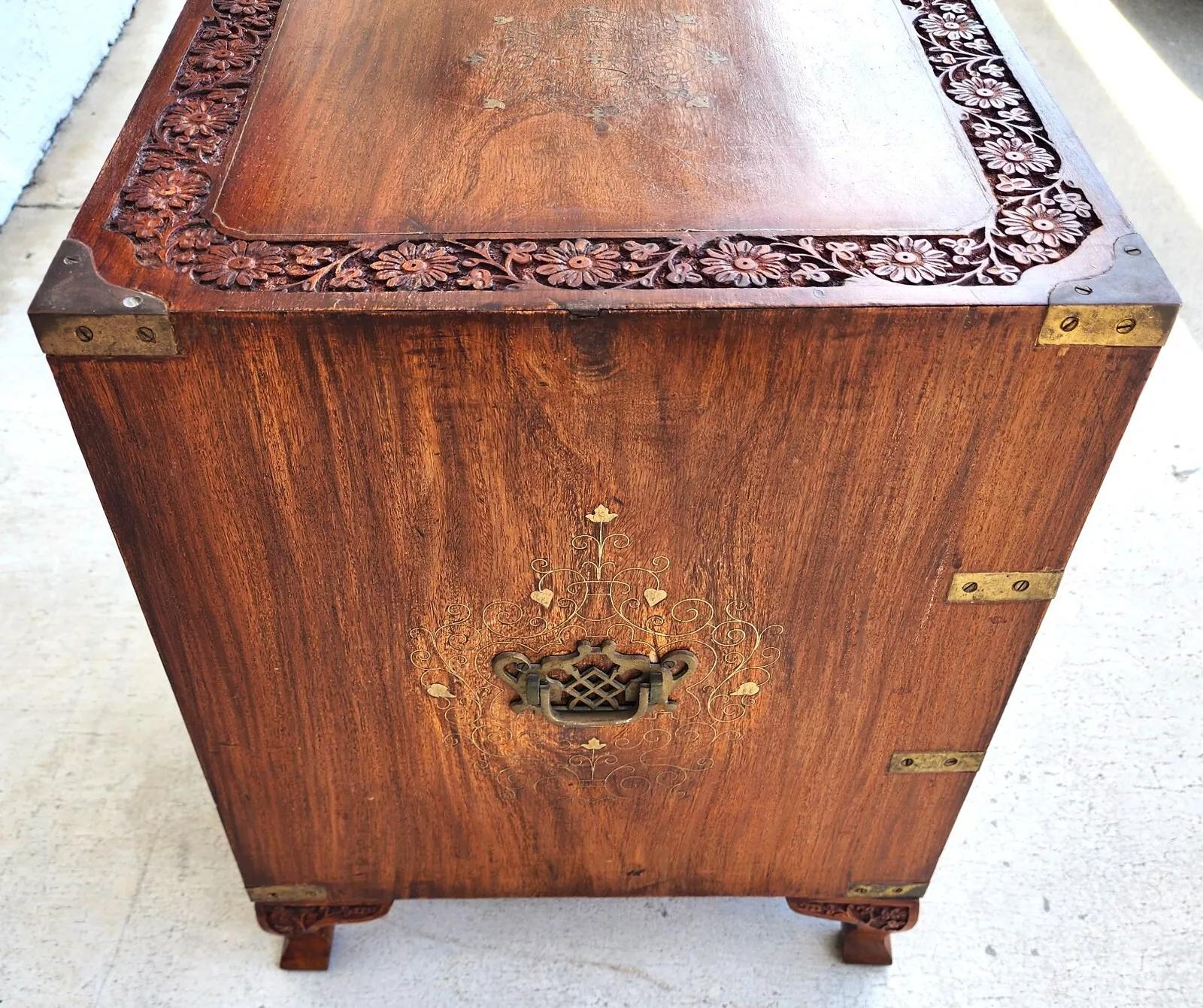 Bois de rose Table de nuit à coffre en palissandre anglo-indien du milieu du siècle en vente