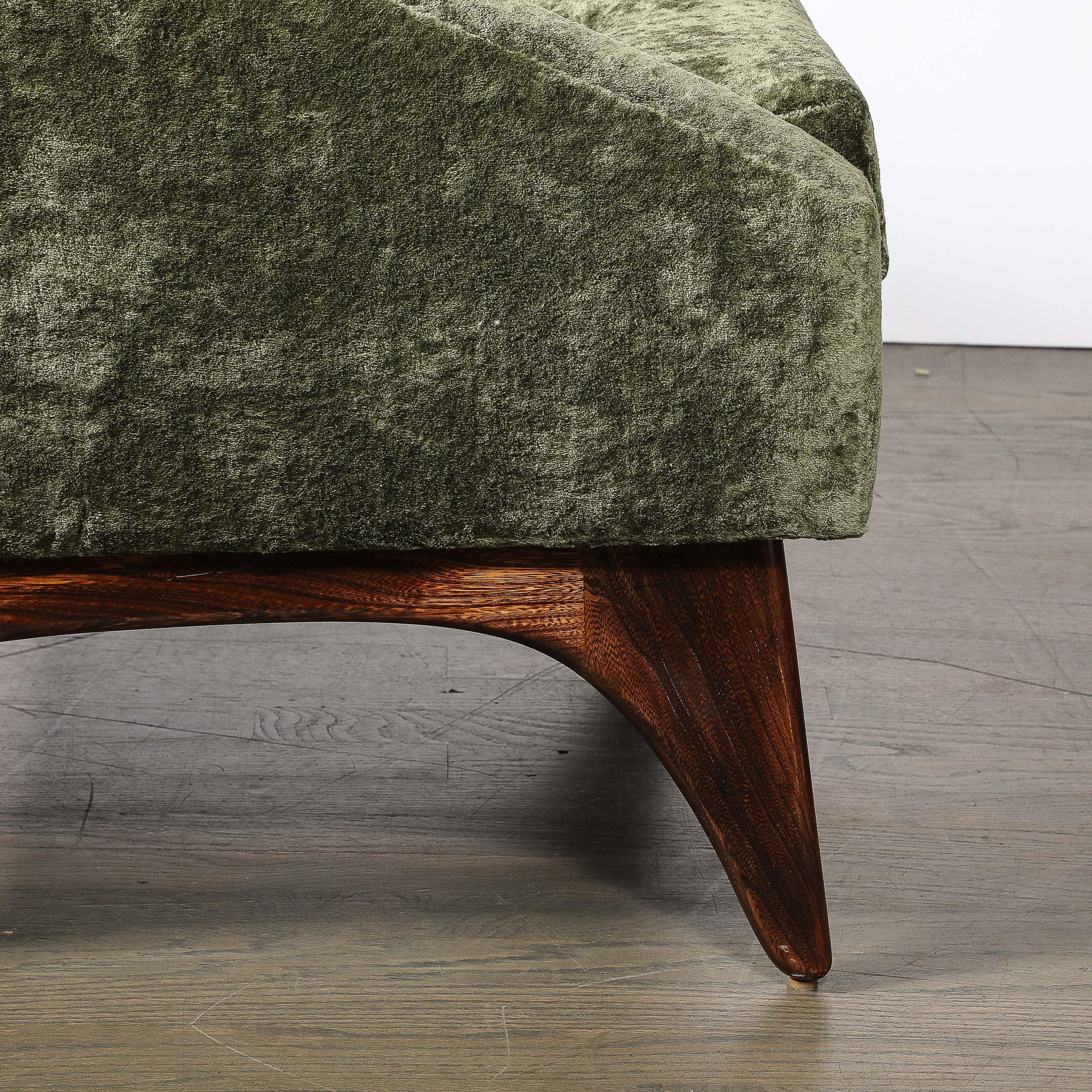 Silla Club Angular de Mitad de Siglo con Soportes Cónicos en Tejido Terciopelo Holly Hunt en venta 3