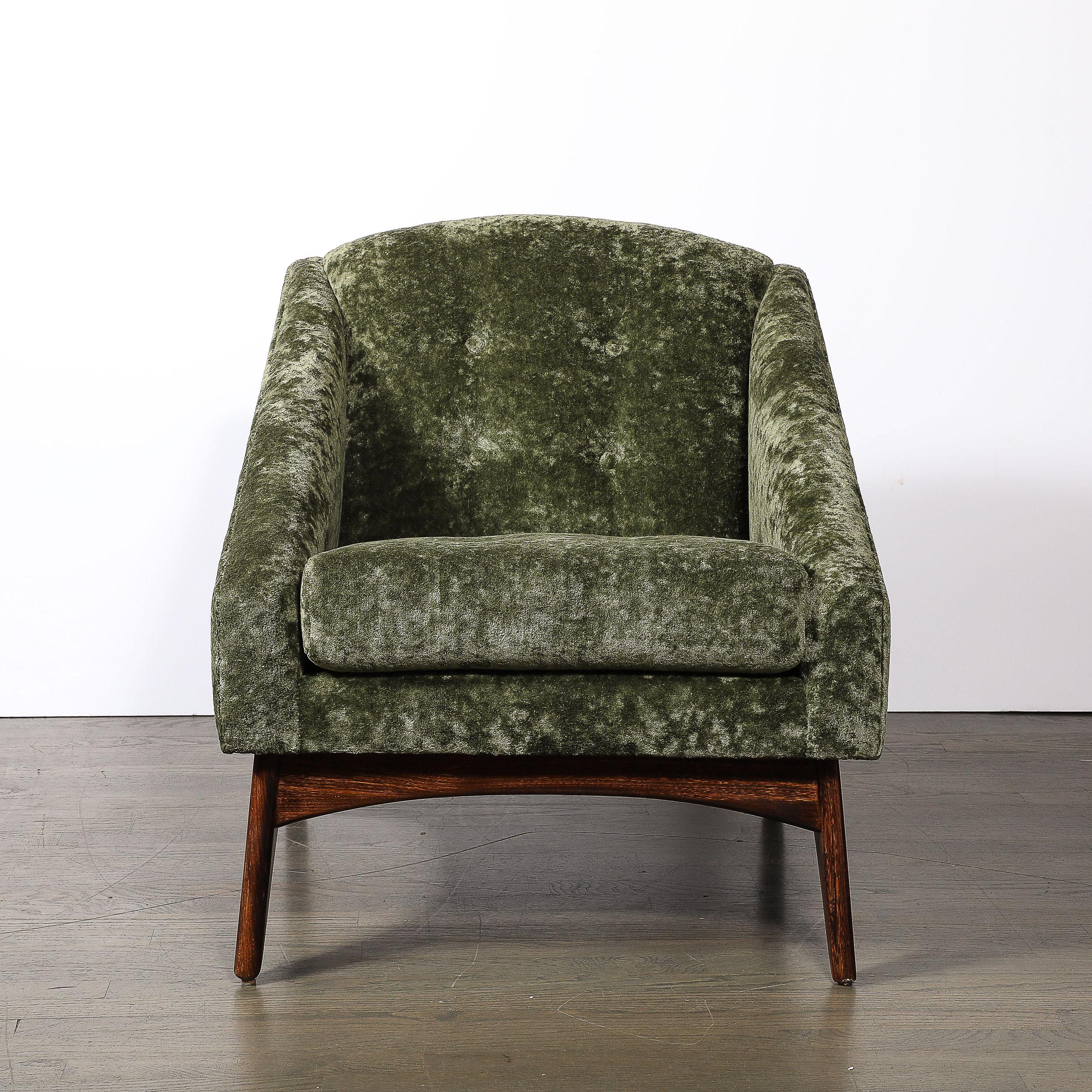 Esta sutil y cuidada Silla Club Angular Modernista de Mediados de Siglo con Soportes Cónicos y Tapicería Holly Hunt de Terciopelo Verde Musgo procede de Estados Unidos, circa 1950. Presenta un perfil bajo con reposabrazos bellamente angulados que