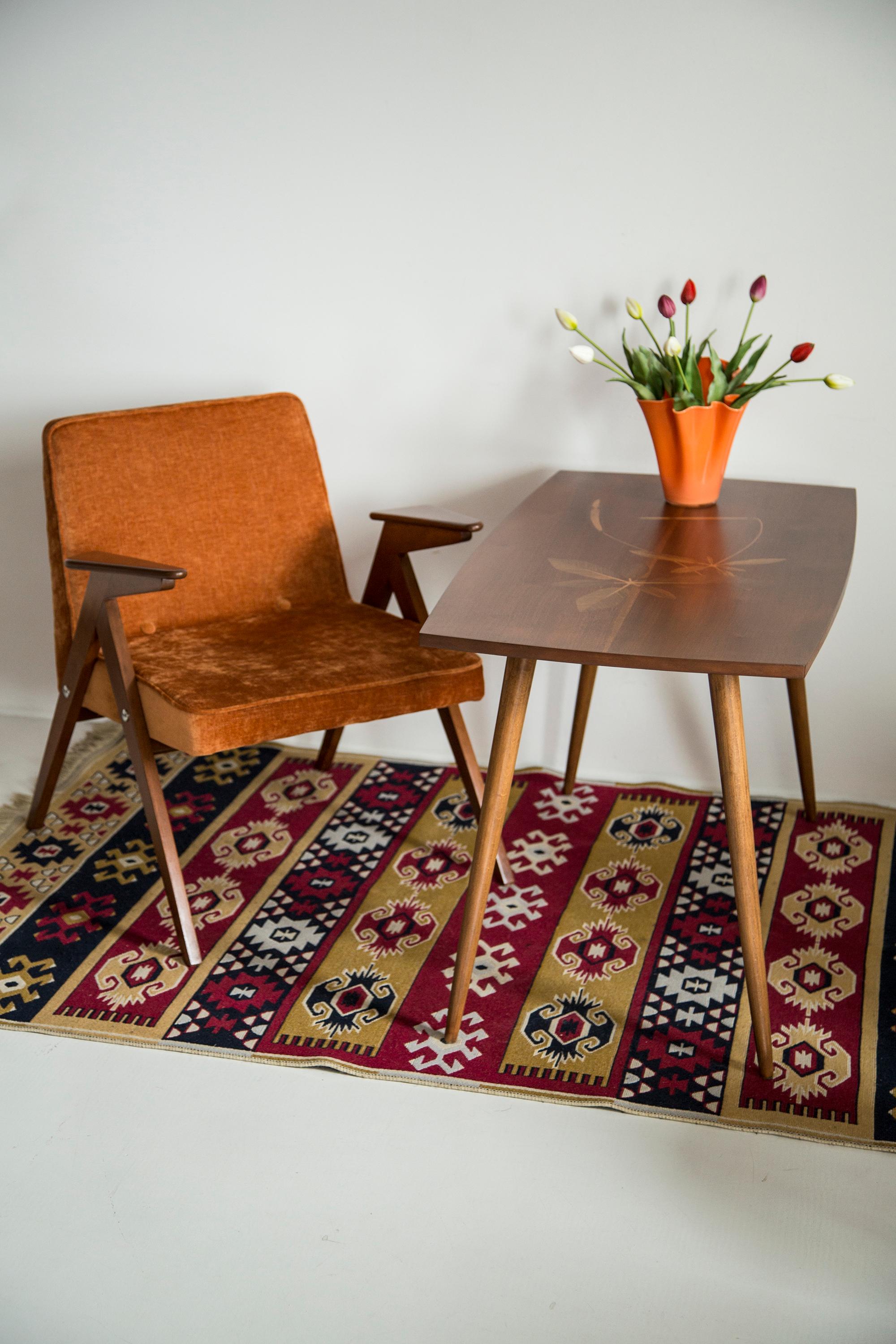 Schöner antiker Tisch aus den 1960er Jahren. Es wurde in den 1960er Jahren in Deutschland hergestellt. Der Tisch wurde aus Holz und Furniersperrholz hergestellt, er wurde aufgefrischt. Sehr guter originaler Vintage-Zustand.