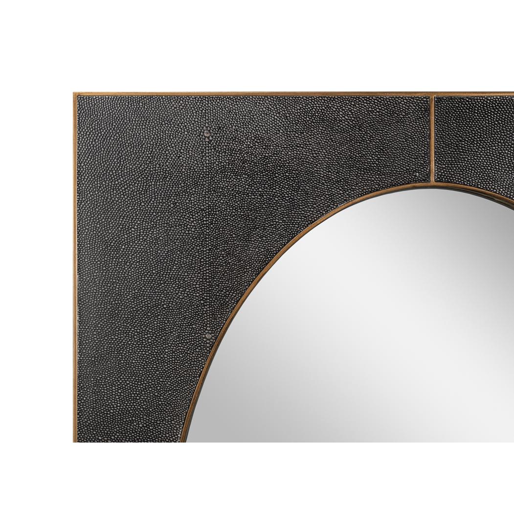 Doté d'un miroir ovale biseauté, il est magnifiquement placé dans un cadre rectangulaire enveloppé de cuir gaufré gris-noir antique. La texture subtile du cuir gaufré met en valeur son design luxueux, tandis que le verre biseauté lui confère