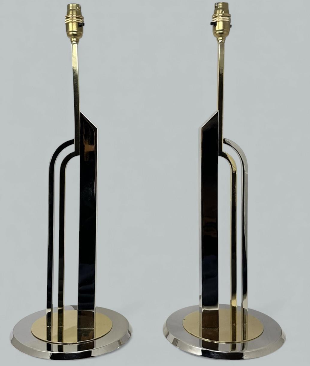 Excepcional y atractiva pareja de lámparas de sobremesa eléctricas de grueso calibre italianas de mediados de siglo, de extraordinaria calidad, firmemente atribuidas al diseñador italiano Gio Ponti. Circa 1950s.  

El cuerpo principal está modelado