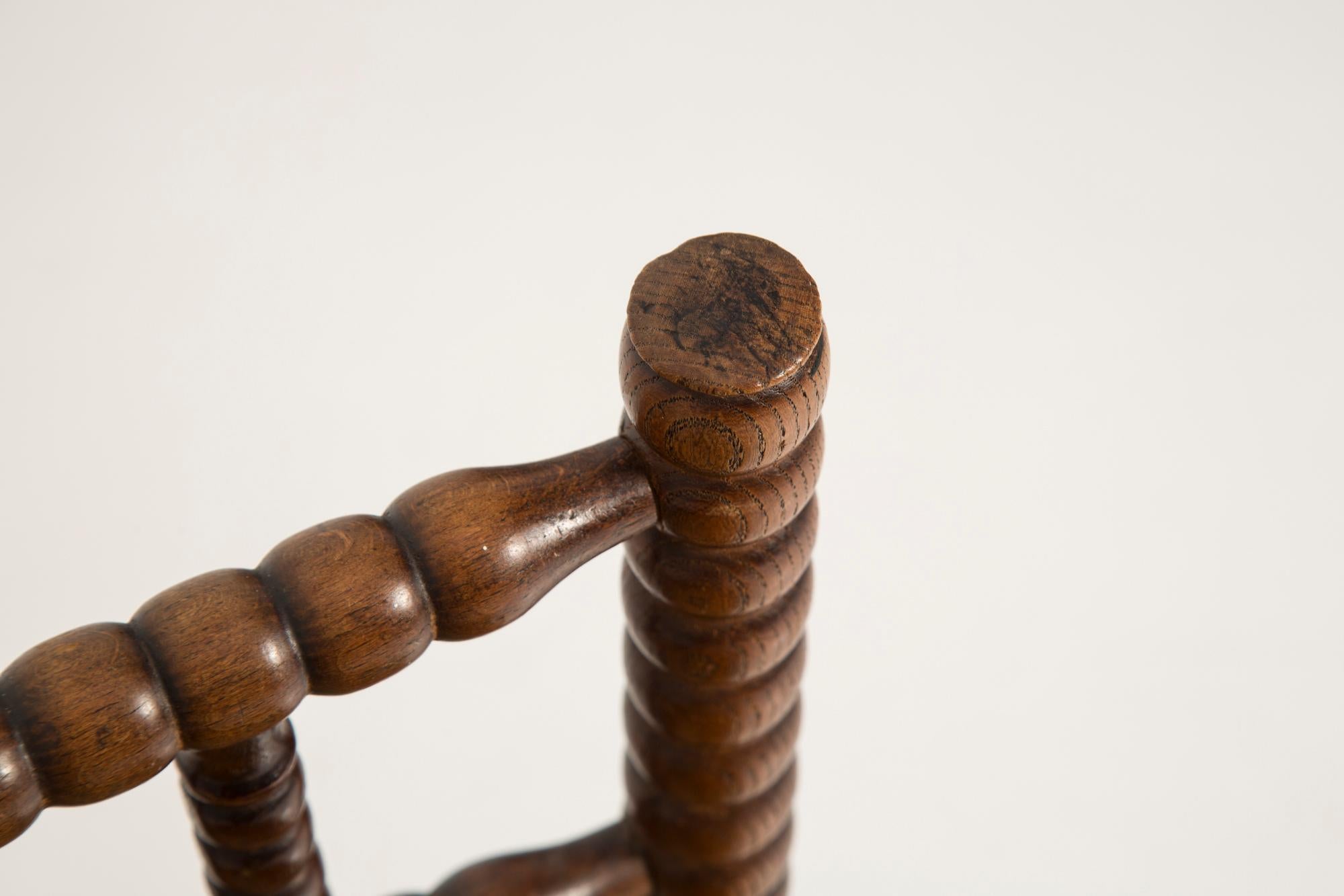 Mid Century Antique Provincial Hand Crafted Bobbin Corner Chair, Francia, 1940s en venta 2