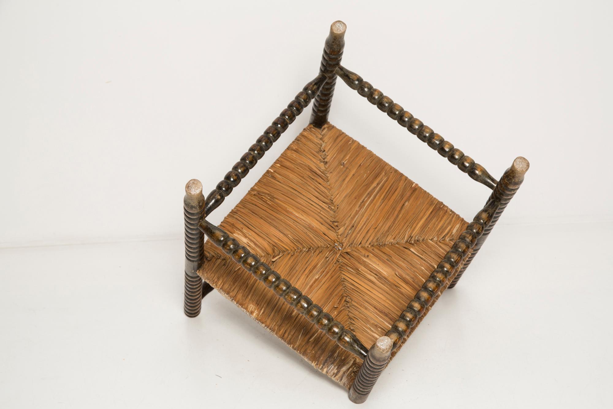 Mid Century Antique Provincial Hand Crafted Bobbin Corner Chair, Francia, 1940s en venta 2