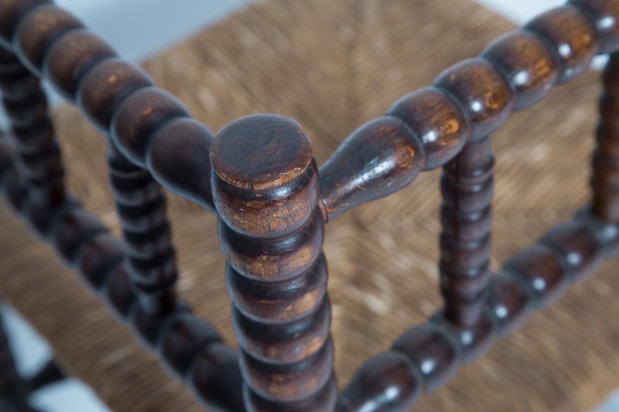 Mid Century Antique Provincial Hand Crafted Bobbin Corner Chair, Francia, 1940s en venta 3