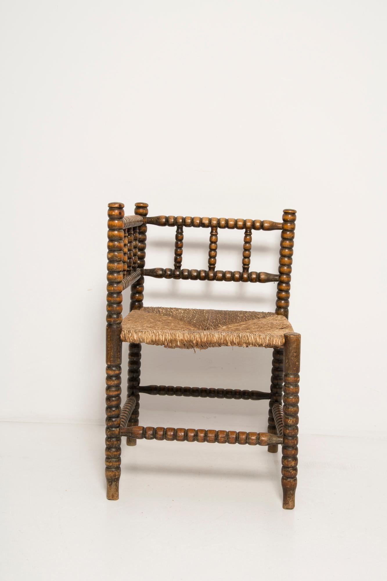 Fina silla esquinera de estilo provincial francés en roble teñido con asiento de caña hecho a mano. Patas clásicas torneadas de bolillos y en general en buen estado vintage. Fabricado en el siglo XIX.  Preciosa silla hecha a mano que complementará