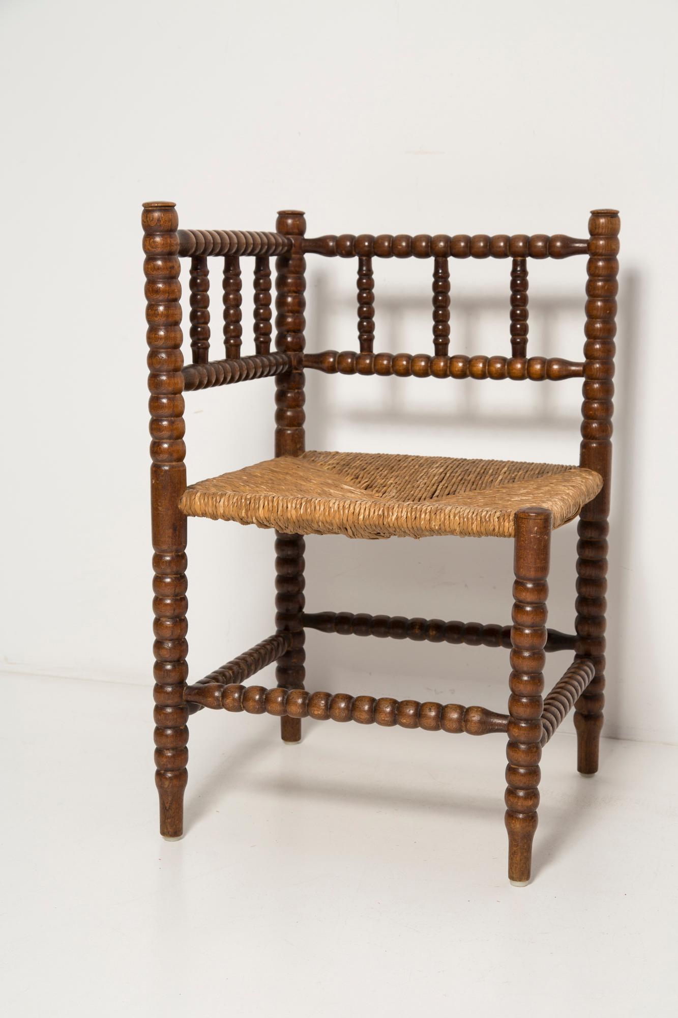 Mid Century Antique Provincial Hand Crafted Bobbin Corner Chair, Francia, 1940s Moderno de mediados de siglo en venta