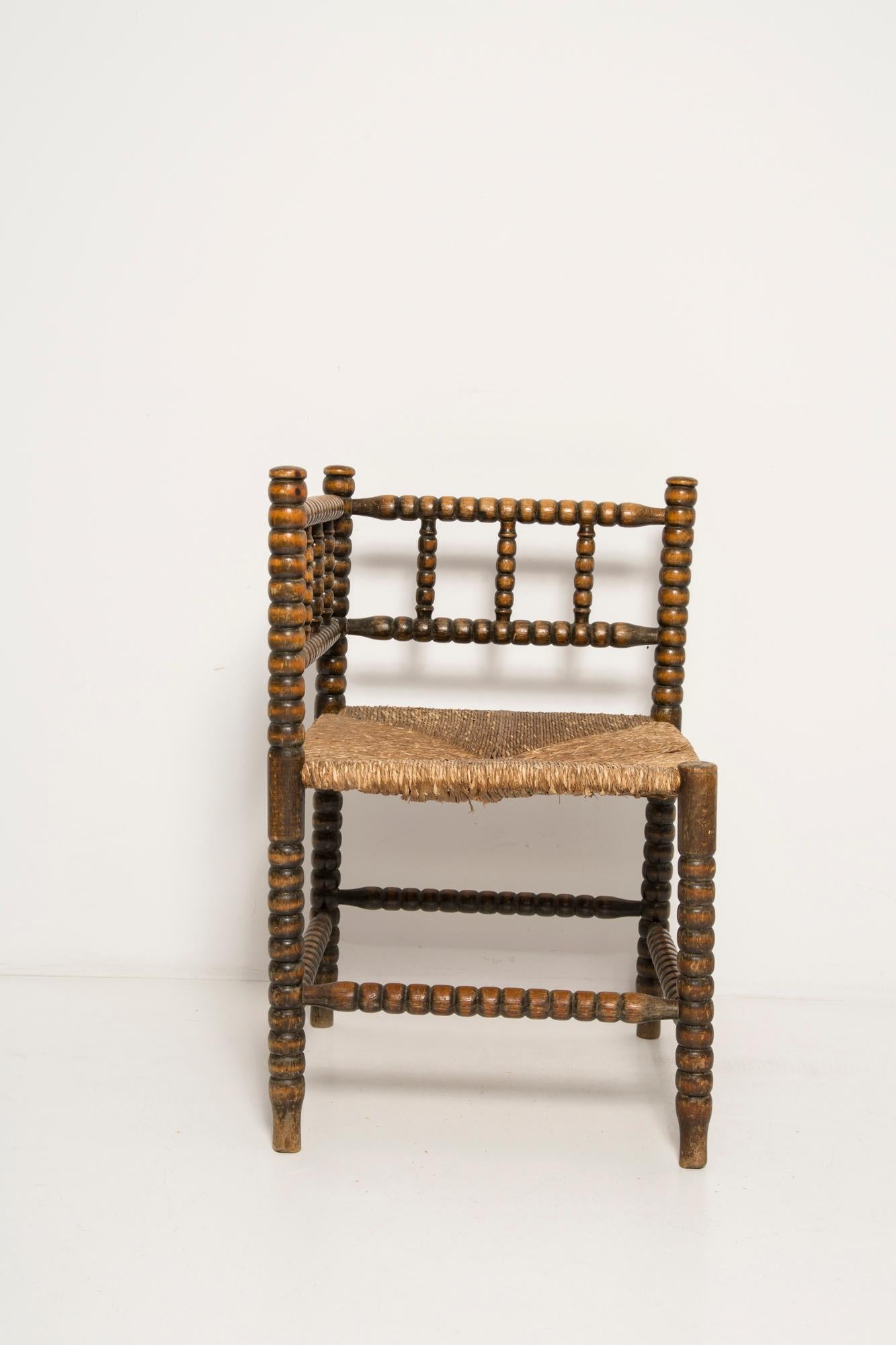 Mid Century Antique Provincial Hand Crafted Bobbin Corner Chair, Francia, 1940s Moderno de mediados de siglo en venta