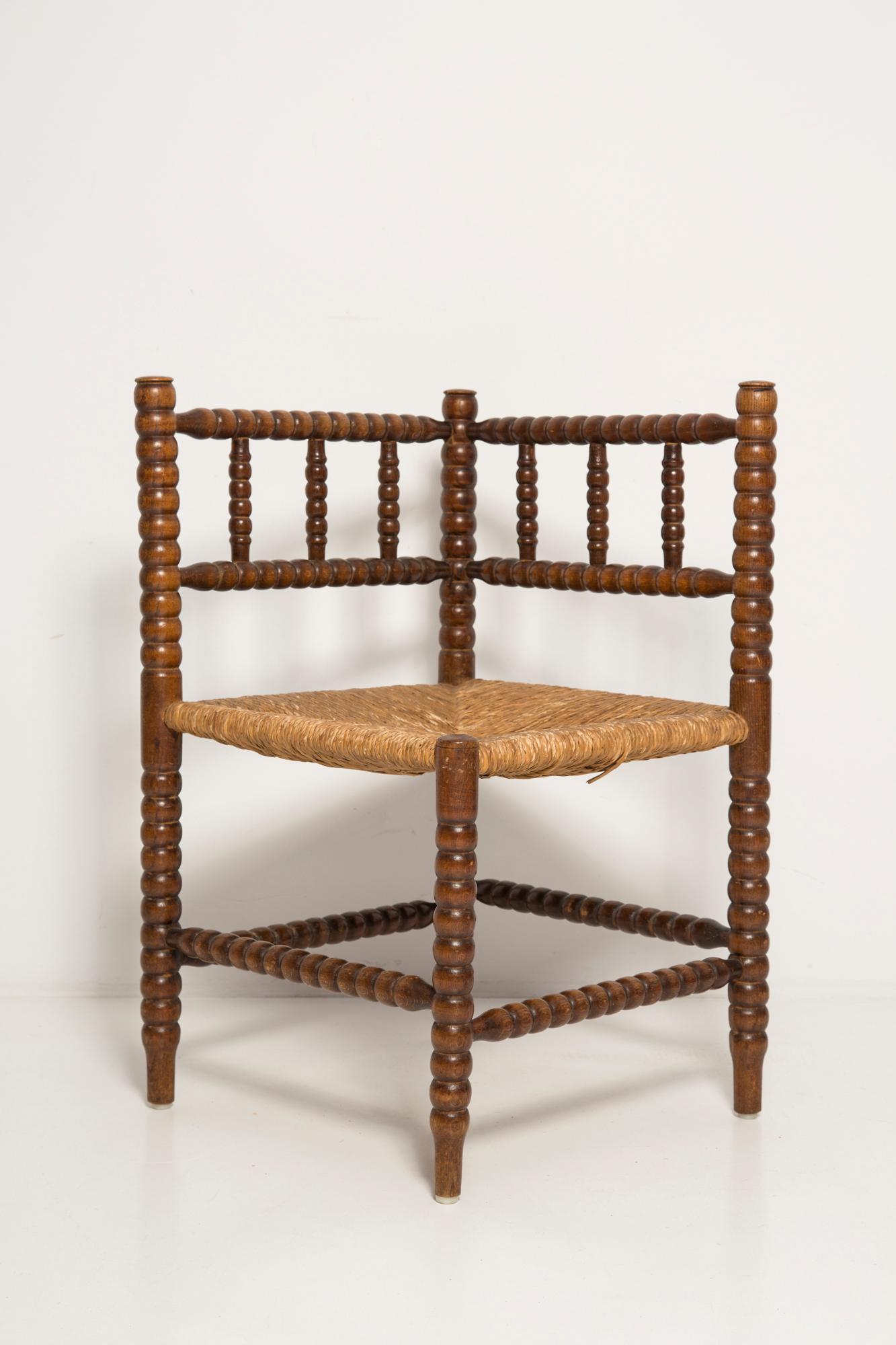 Mid Century Antique Provincial Hand Crafted Bobbin Corner Chair, Francia, 1940s Francés en venta