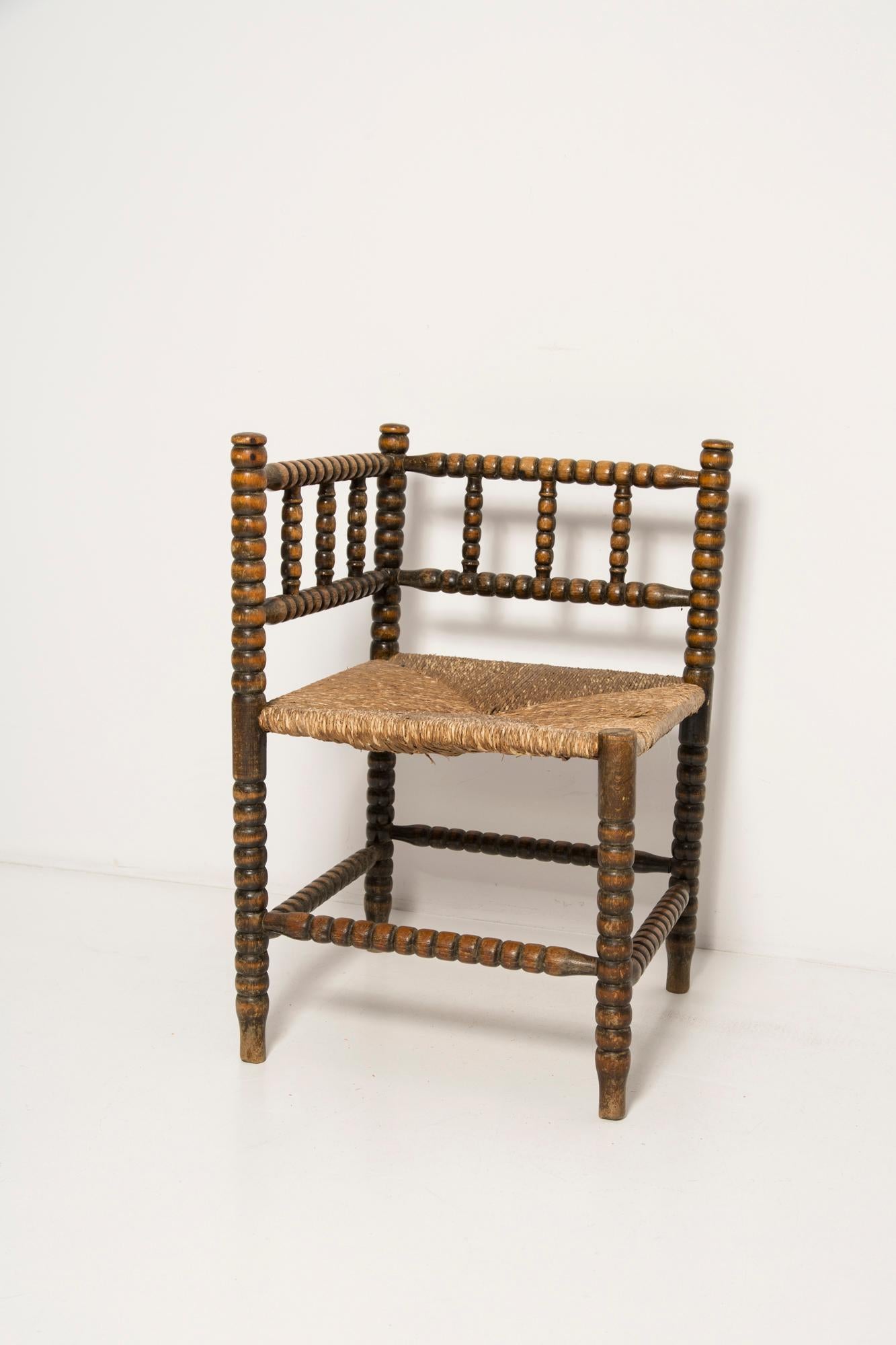 Mid Century Antique Provincial Hand Crafted Bobbin Corner Chair, Francia, 1940s Francés en venta