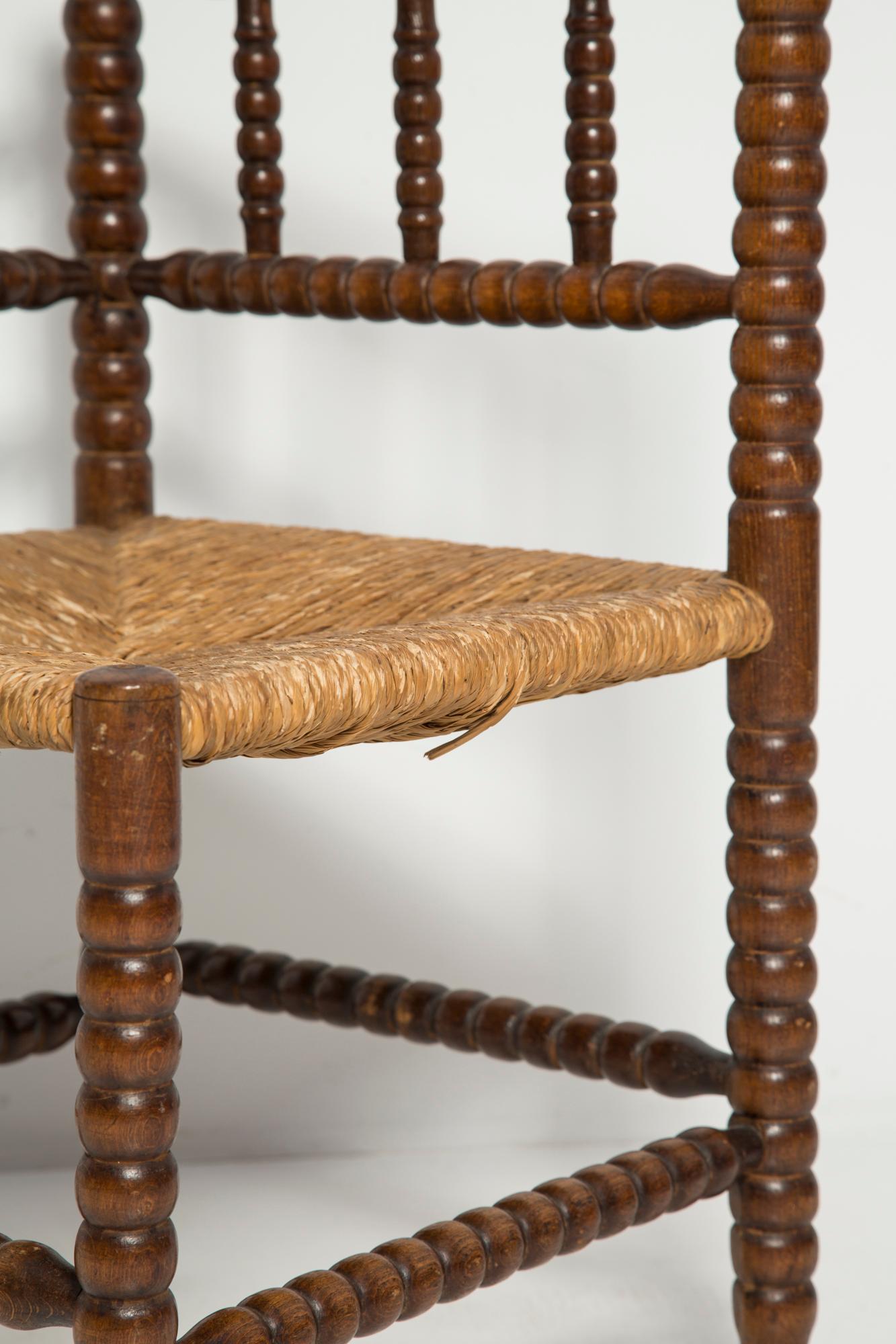 Mid Century Antique Provincial Hand Crafted Bobbin Corner Chair, Francia, 1940s Hecho a mano en venta