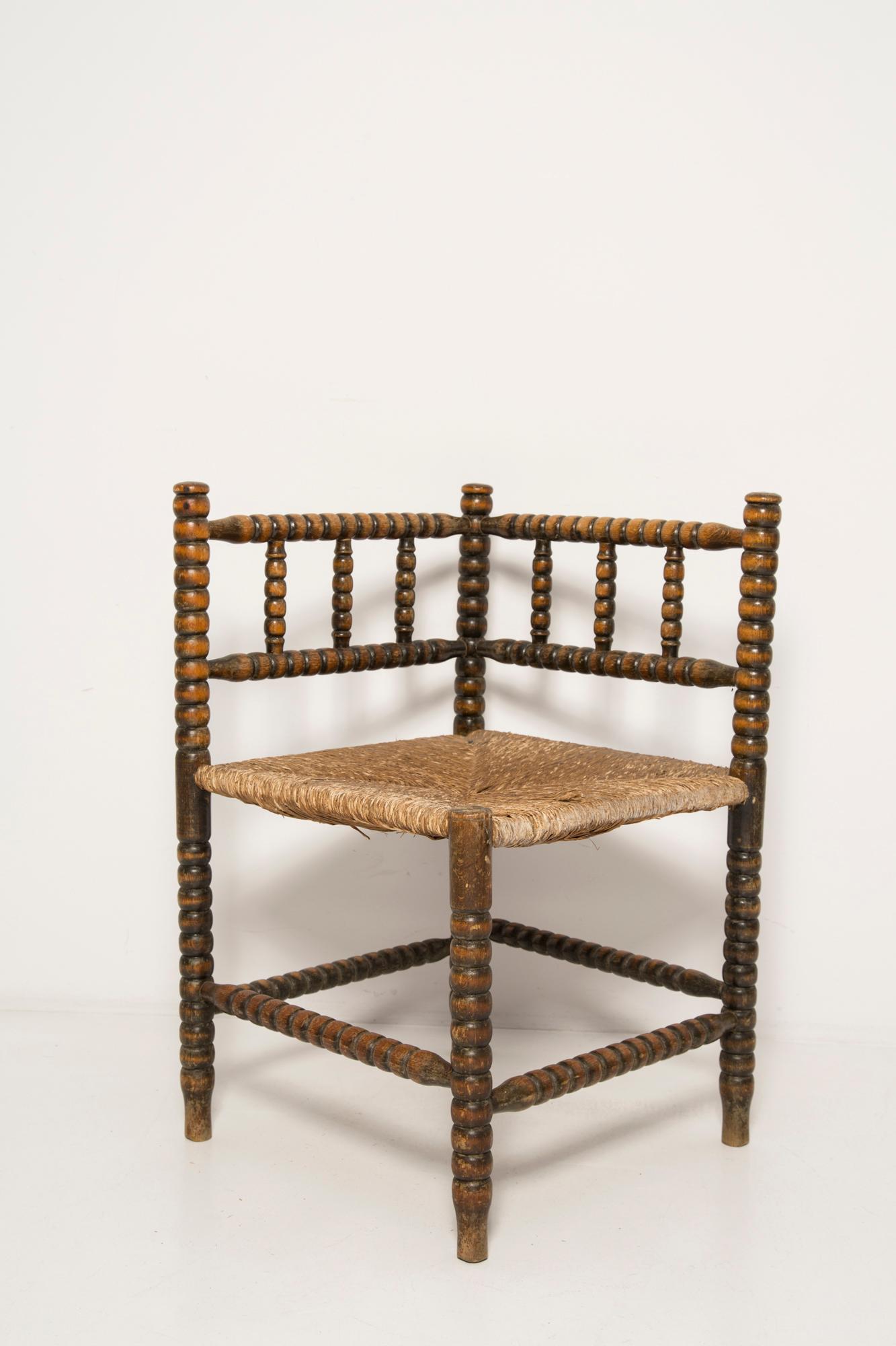 Mid Century Antique Provincial Hand Crafted Bobbin Corner Chair, Francia, 1940s Hecho a mano en venta