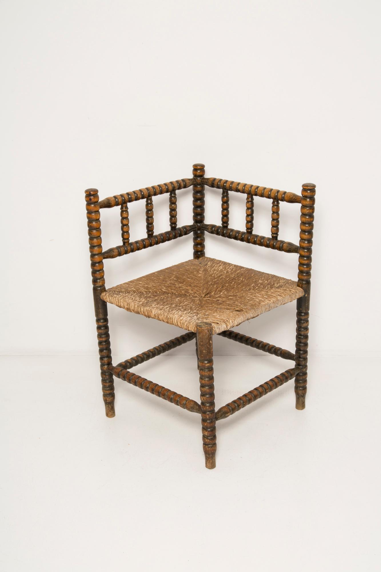 Mid Century Antique Provincial Hand Crafted Bobbin Corner Chair, Francia, 1940s en Bueno estado para la venta en 05-080 Hornowek, PL