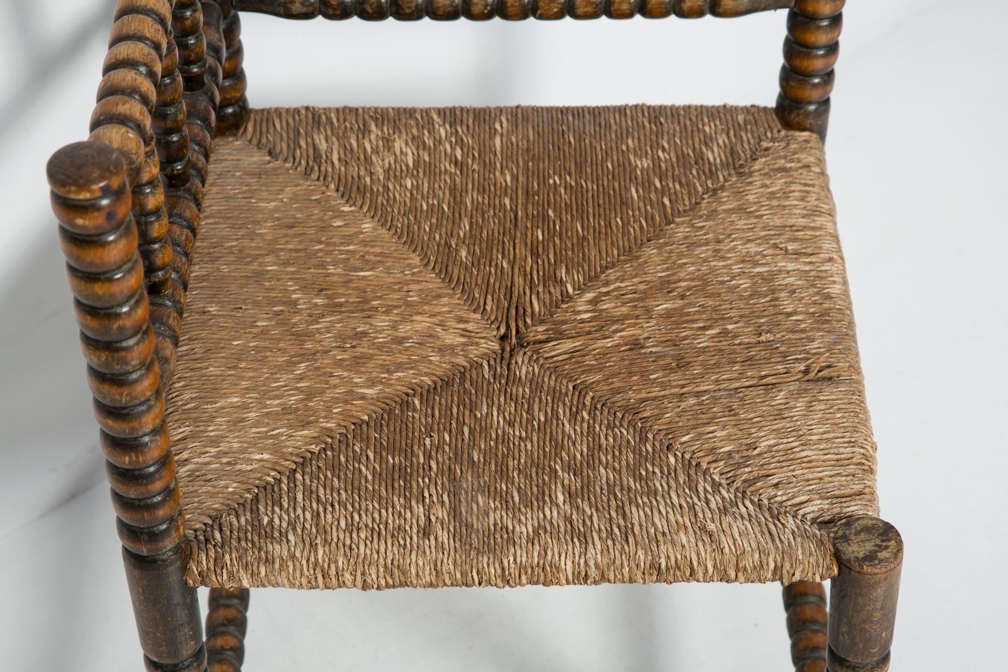 Mid Century Antique Provincial Hand Crafted Bobbin Corner Chair, Francia, 1940s siglo XX en venta