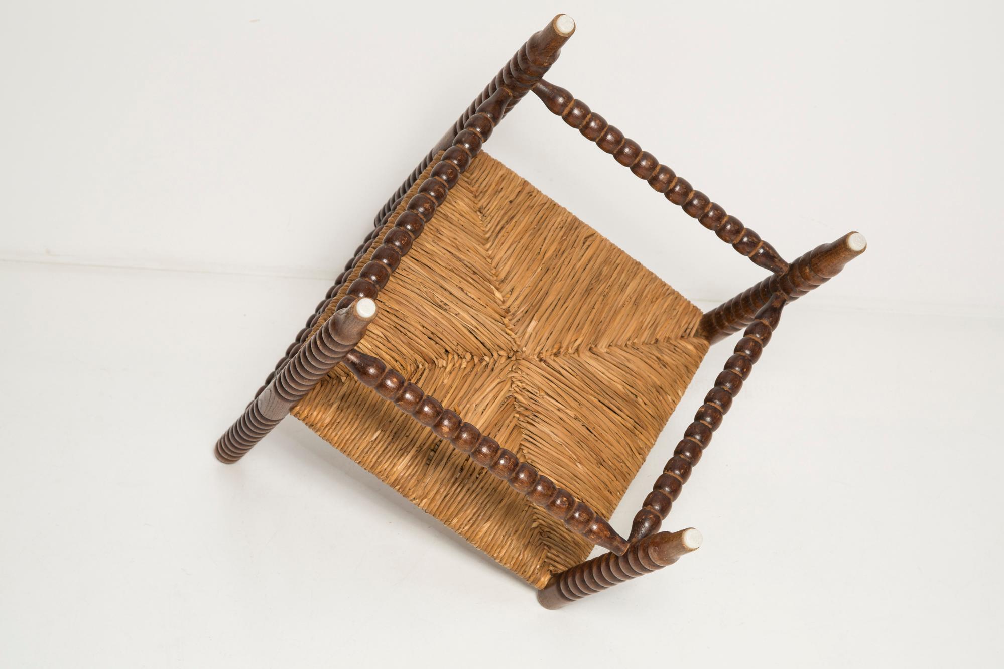 Mid Century Antique Provincial Hand Crafted Bobbin Corner Chair, Francia, 1940s Paja en venta
