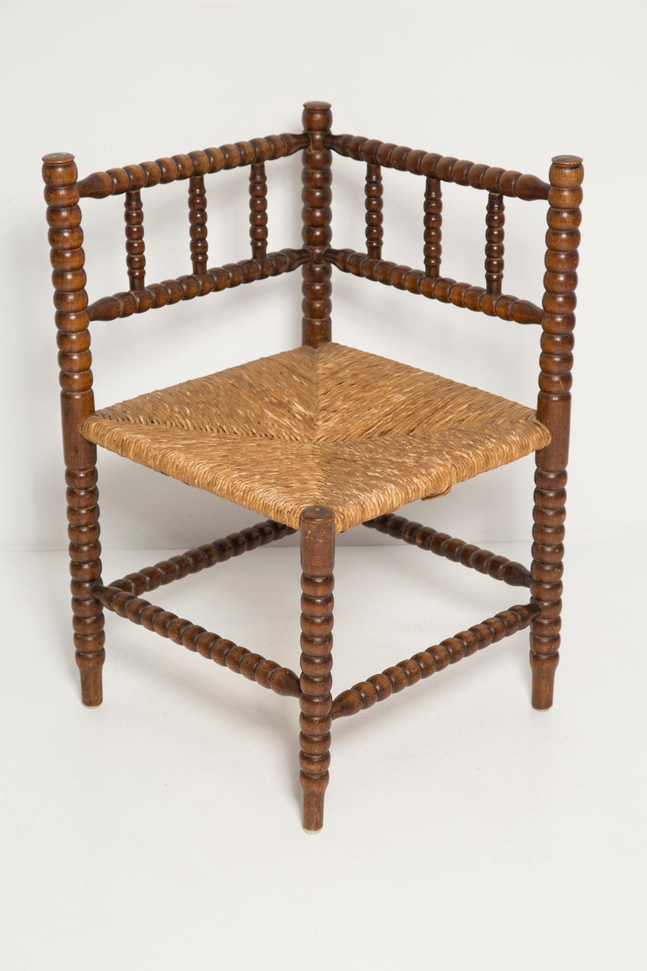 Mid Century Antique Provincial Hand Crafted Bobbin Corner Chair, Francia, 1940s en venta 1