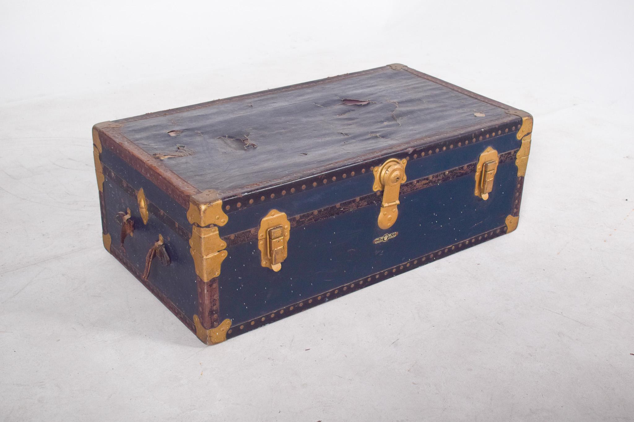 Inglese Valigia Mid Century Antiques rivestita in pelle blu in vendita