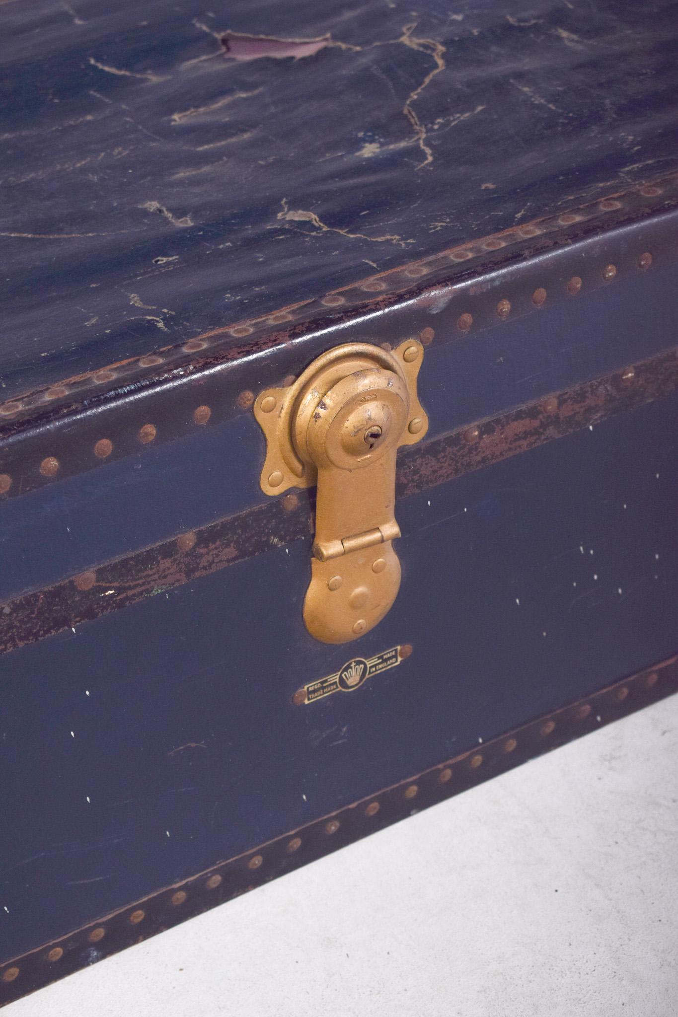 Metà XX secolo Valigia Mid Century Antiques rivestita in pelle blu in vendita