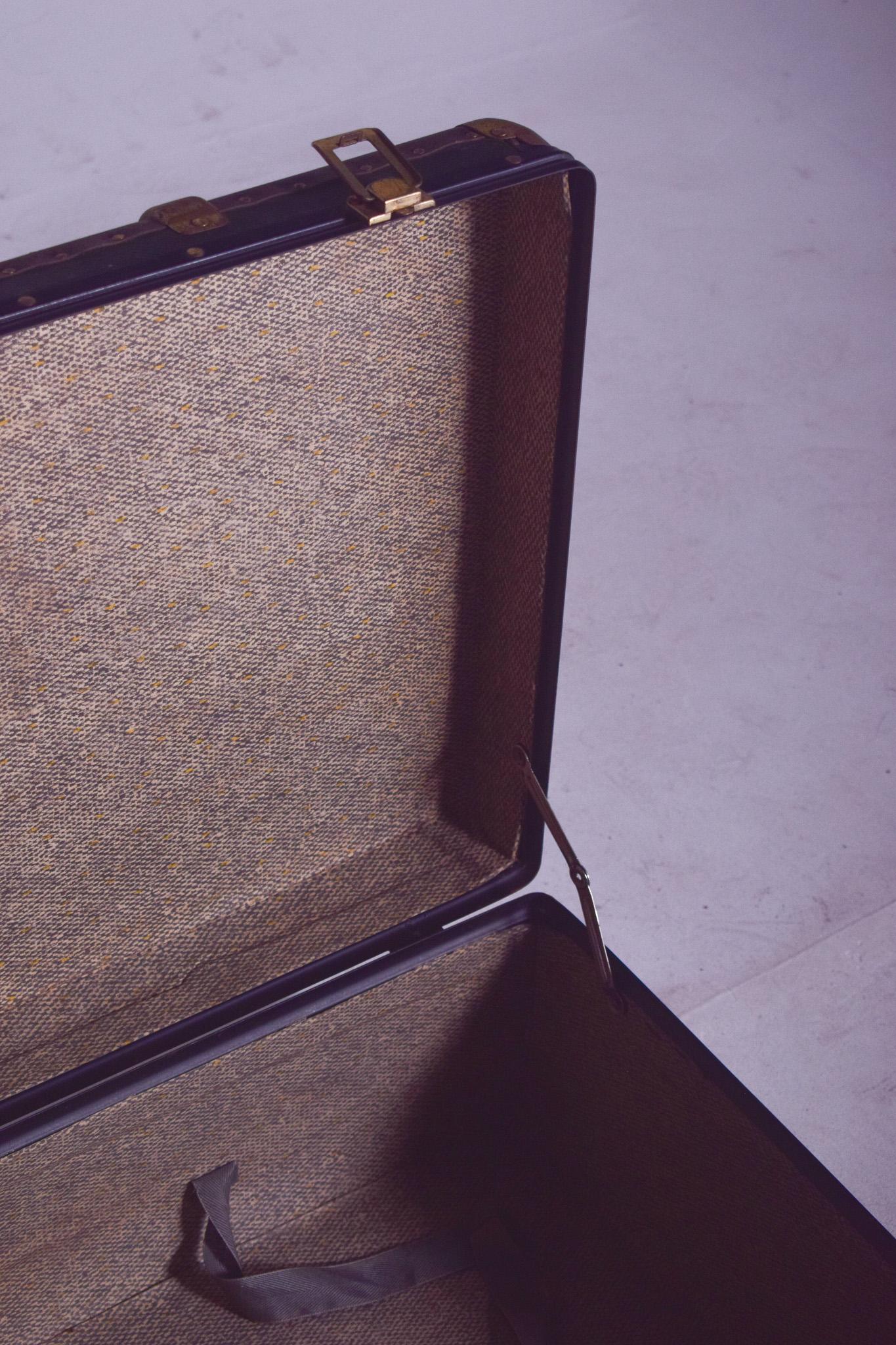 Valigia antica Mid-Century rivestita in tessuto acrilico verde in vendita 3