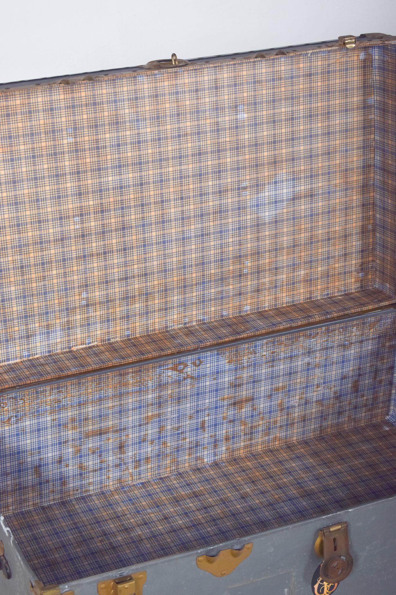 Antiker Mid-Century-Koffer aus grauem Blech im Angebot 6