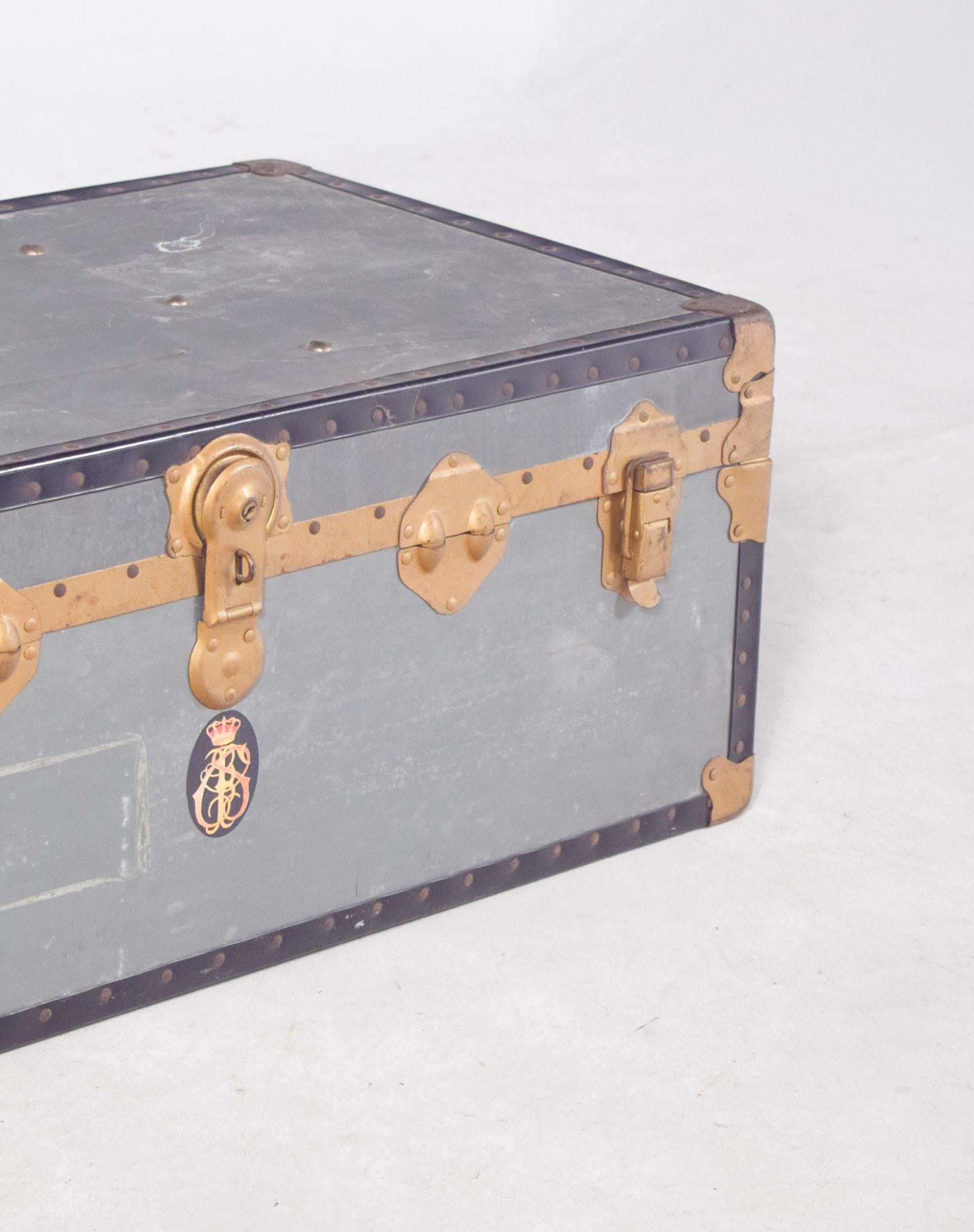 Antiker Mid-Century-Koffer aus grauem Blech im Zustand „Relativ gut“ im Angebot in Lisboa, Lisboa