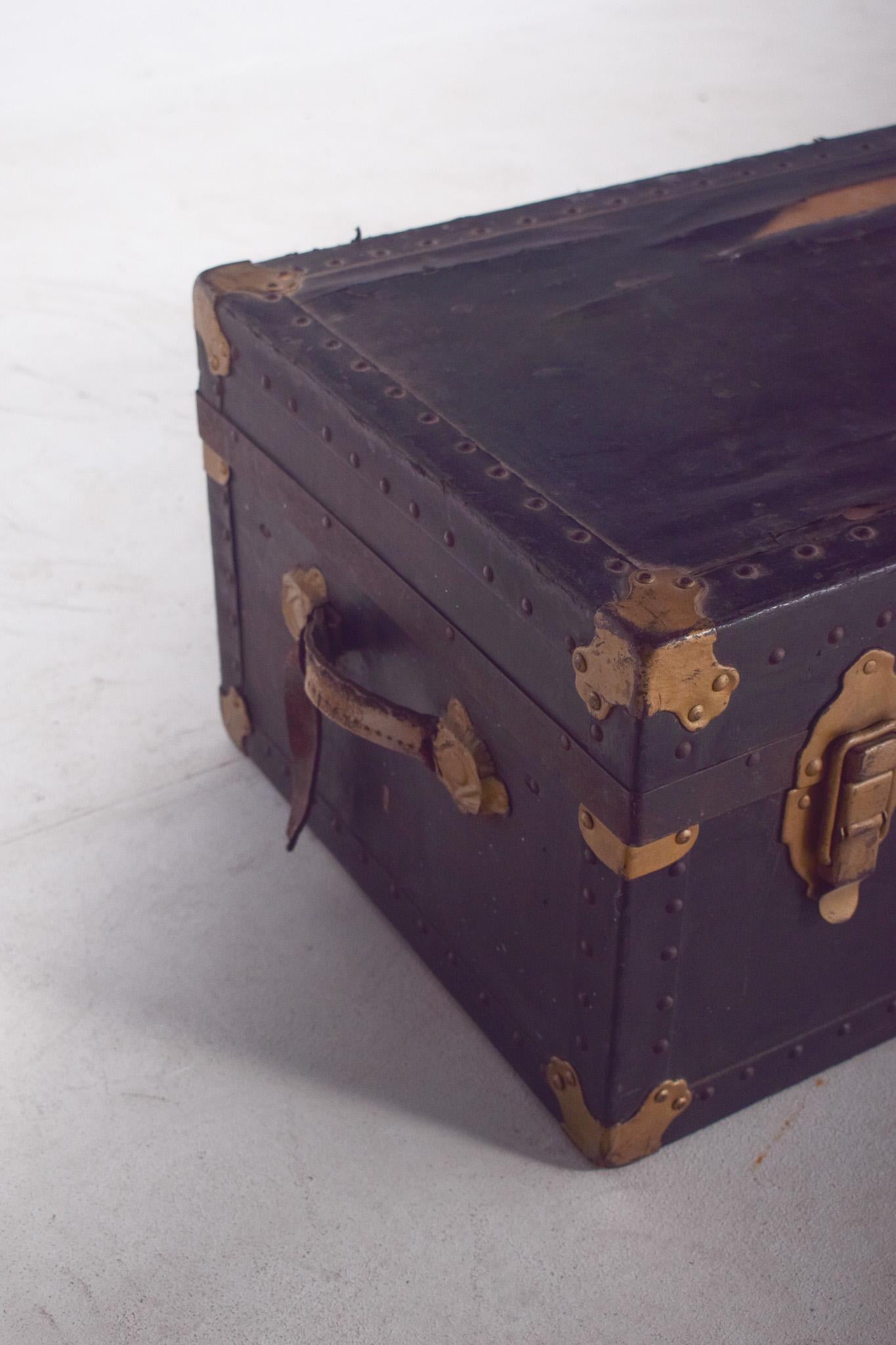 Bolsa de viaje antigua de mediados de siglo forrada en cuero negro Inglés en venta