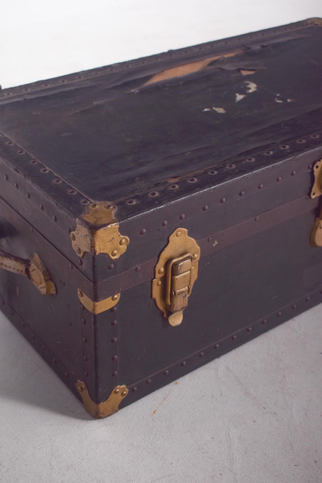 Bolsa de viaje antigua de mediados de siglo forrada en cuero negro en Desgastado estado para la venta en Lisboa, Lisboa