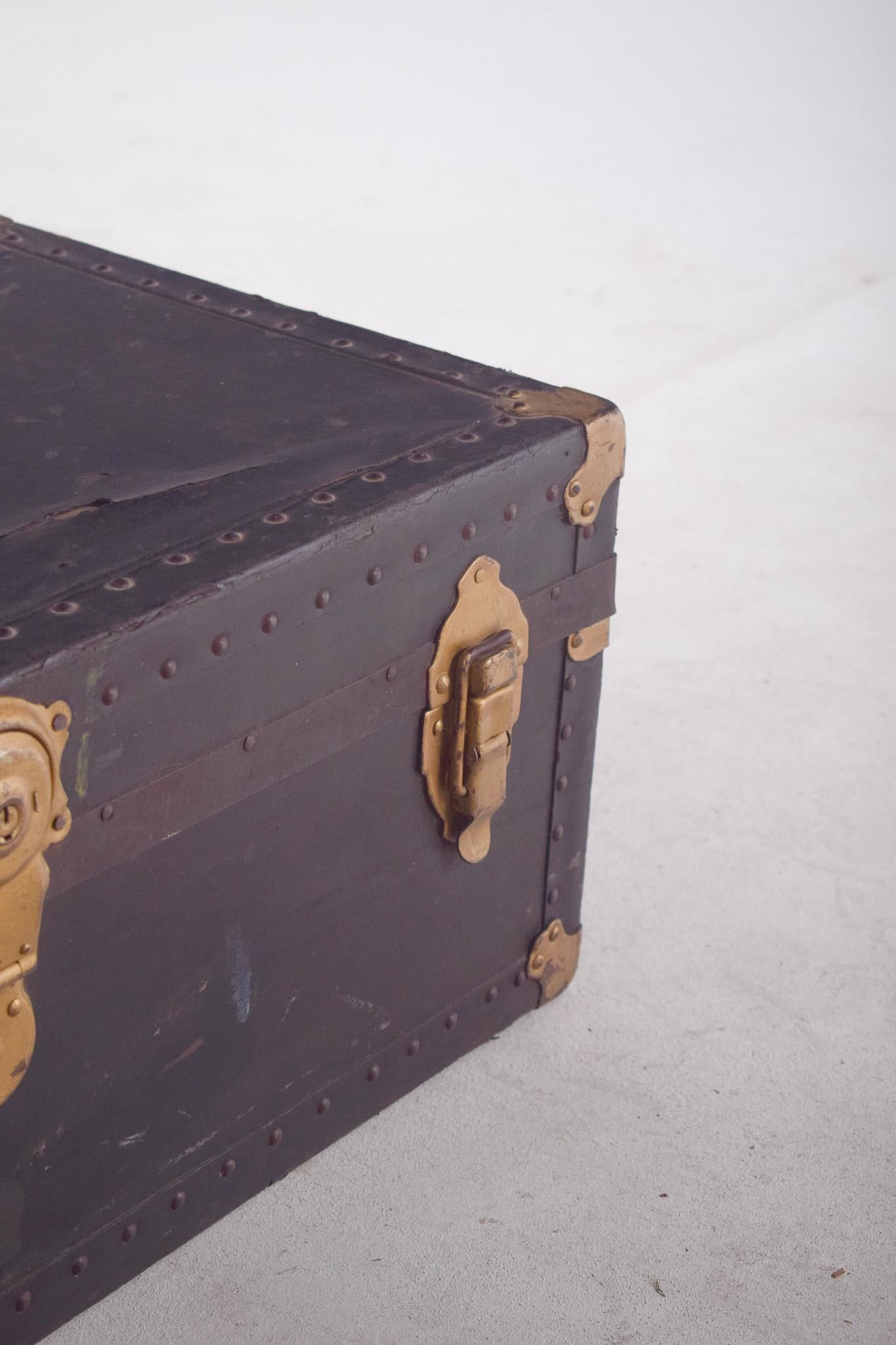 Bolsa de viaje antigua de mediados de siglo forrada en cuero negro Cuero en venta