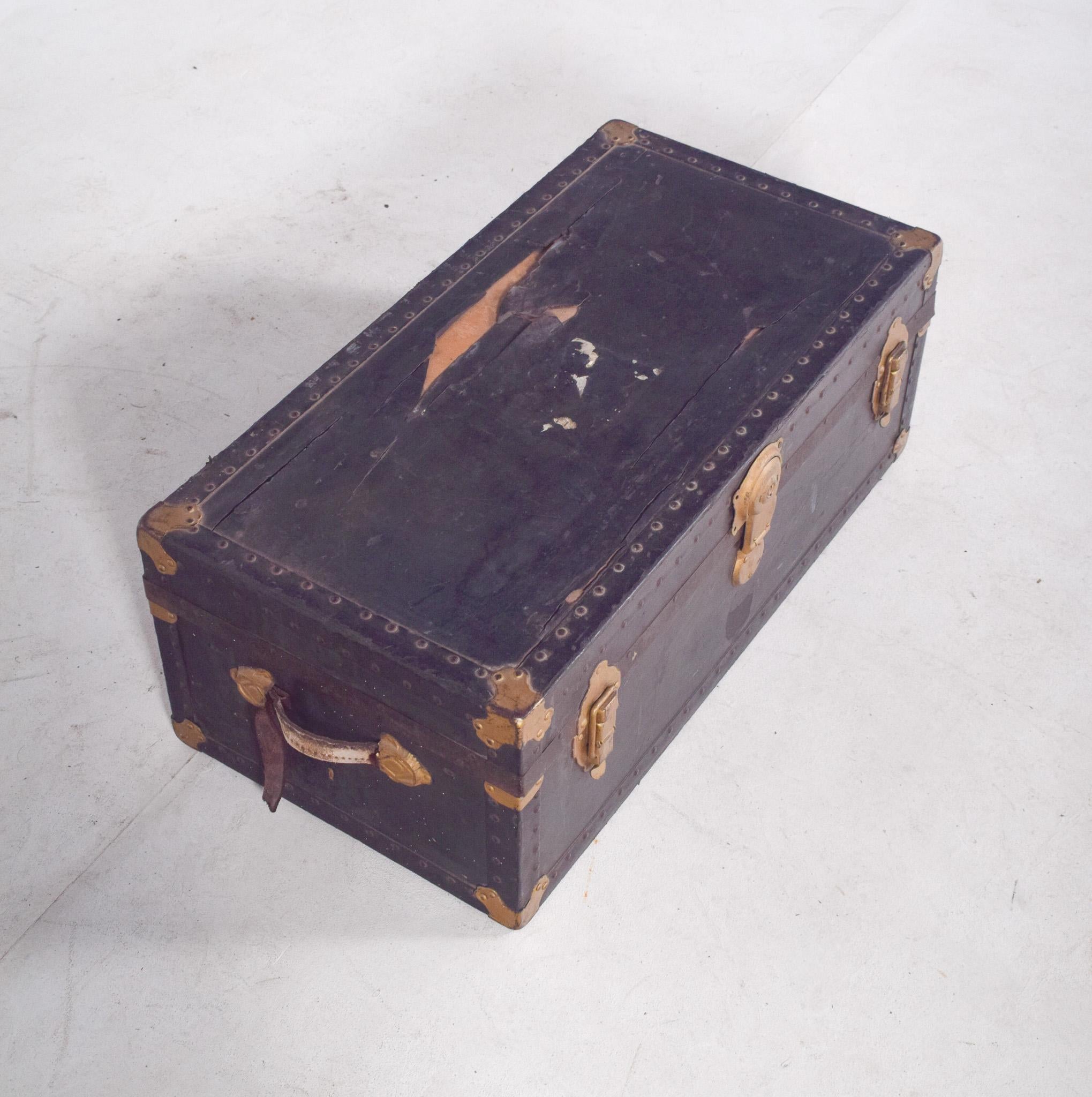 Bolsa de viaje antigua de mediados de siglo forrada en cuero negro en venta 1
