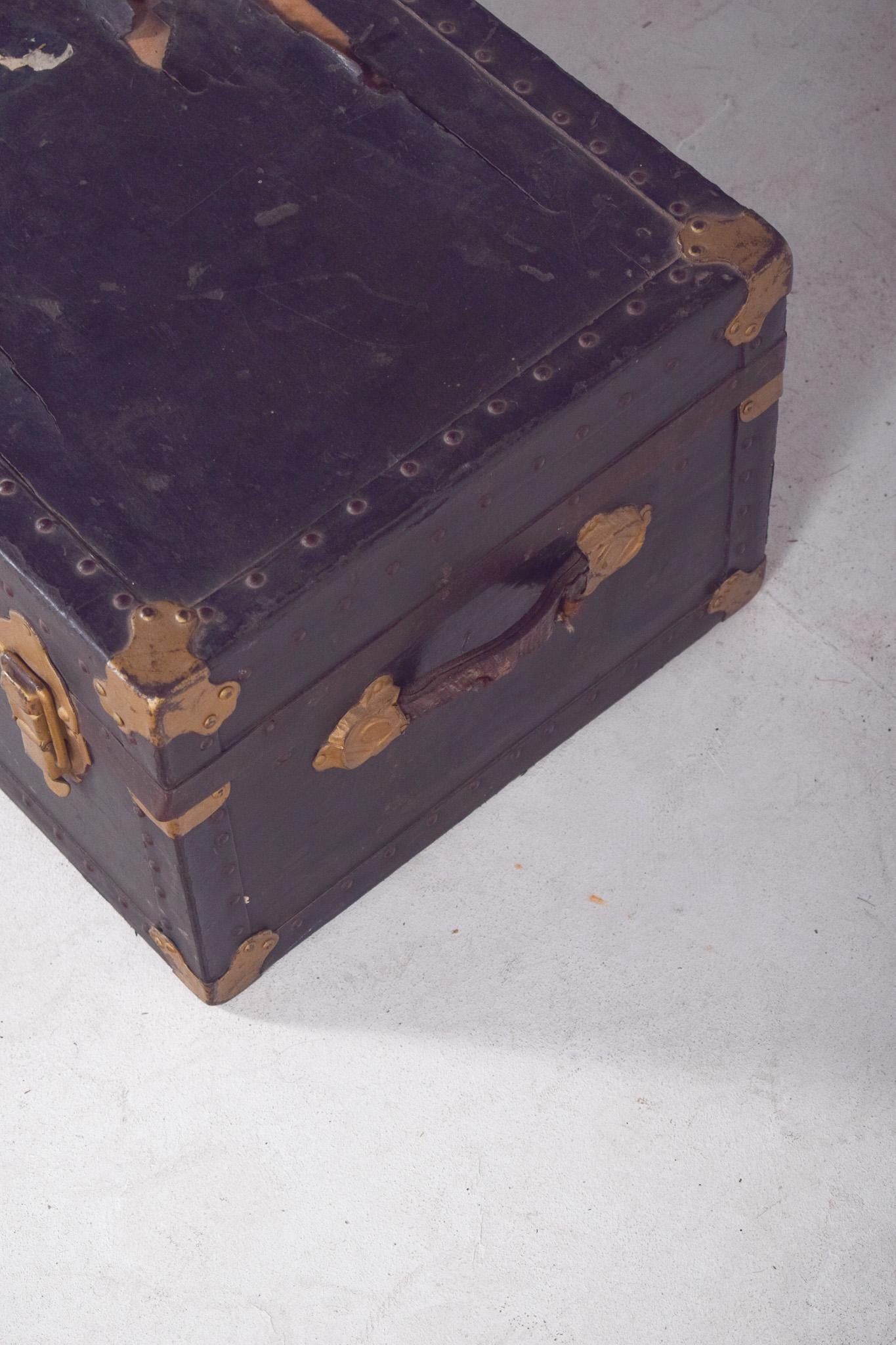 Bolsa de viaje antigua de mediados de siglo forrada en cuero negro en venta 2
