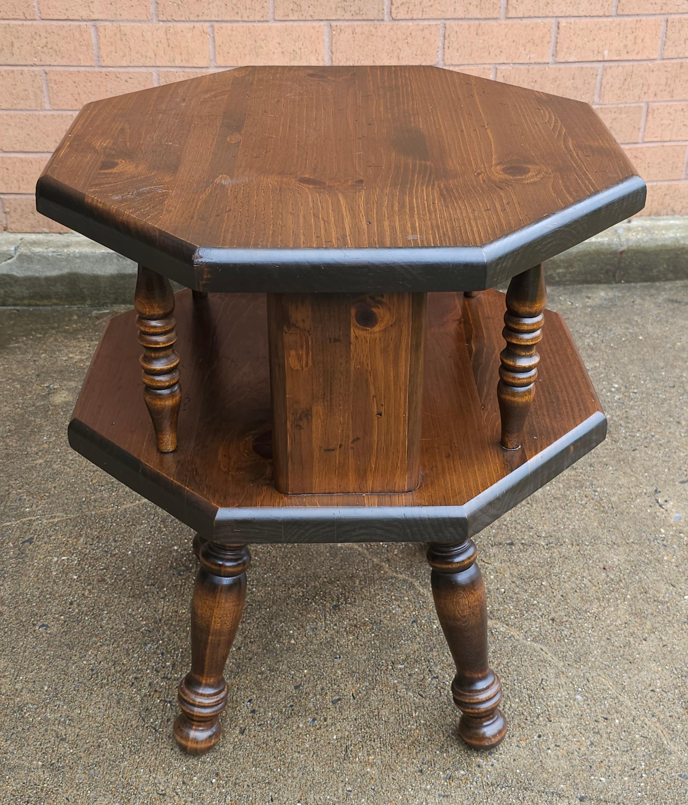Tavolino ottagonale a due piani in pino anticato del Mid Century. Molto stabile e robusto.  Misura 20